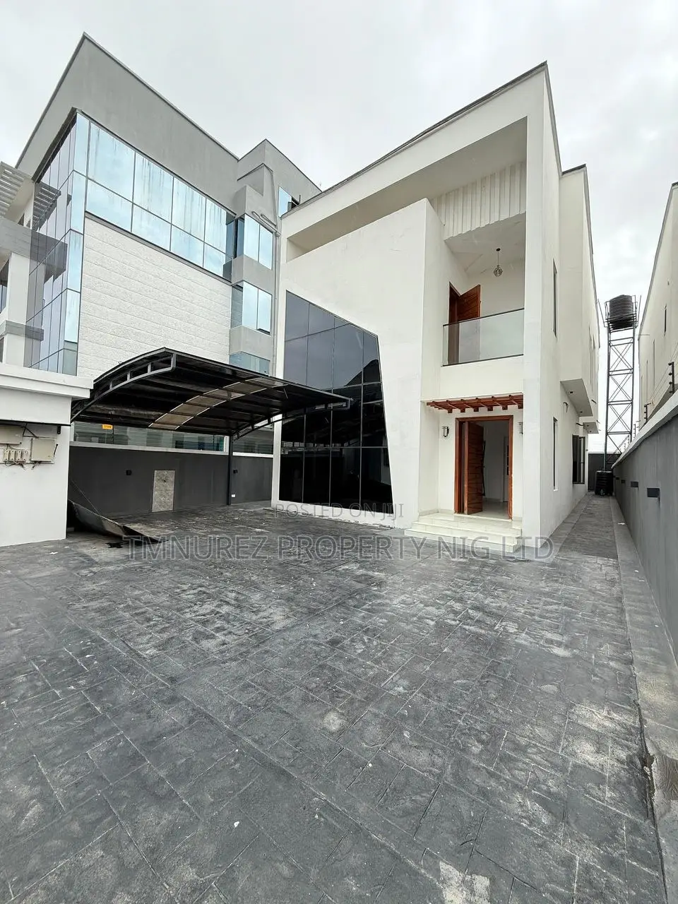 5bdrm Duplex in Chevron for sale in Chevron