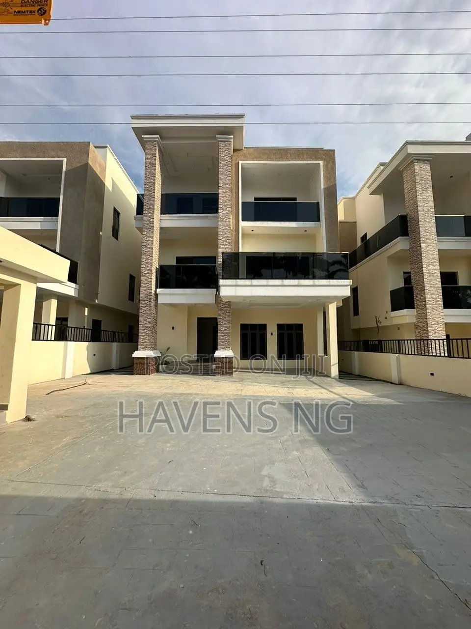 5bdrm Duplex in Life Camp for sale in Life Camp