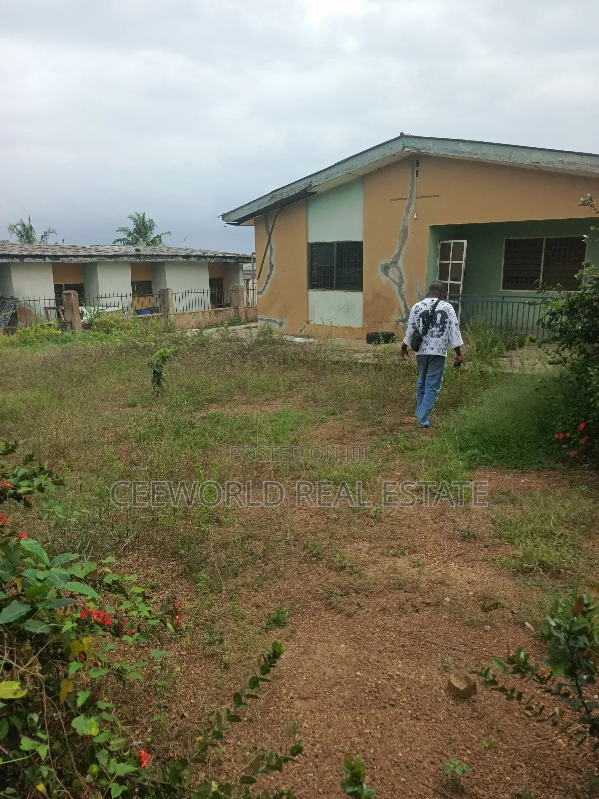 Old Structure Building Sitting on 500sqm of Land at Oluyole in Oluyole Estate