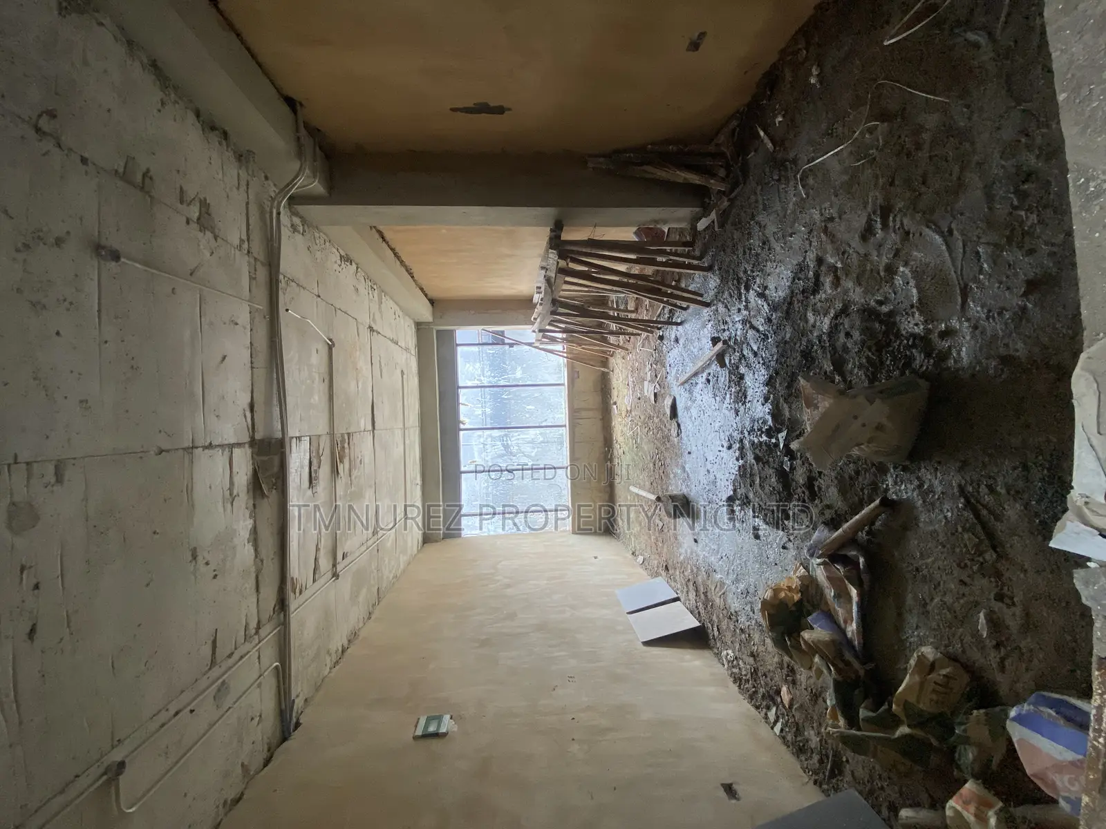 Shop to Let in Lekki Phase 1