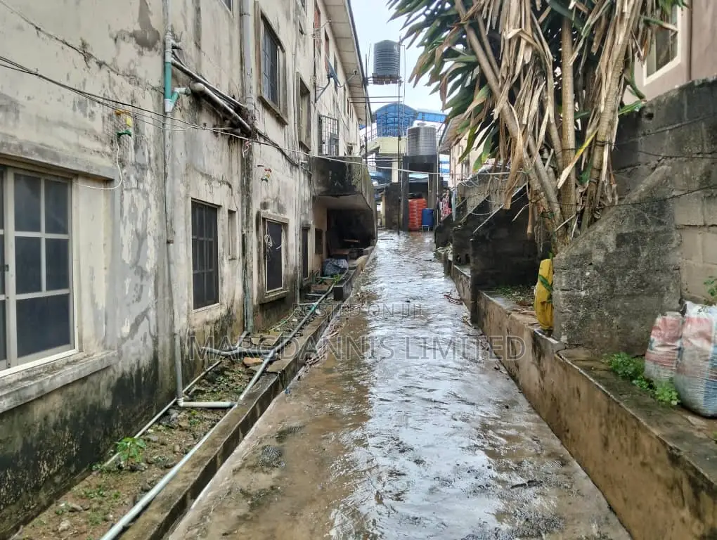 868 SQM Land for Sale, on Lagos Road, Ikorodu in Ikorodu Garage