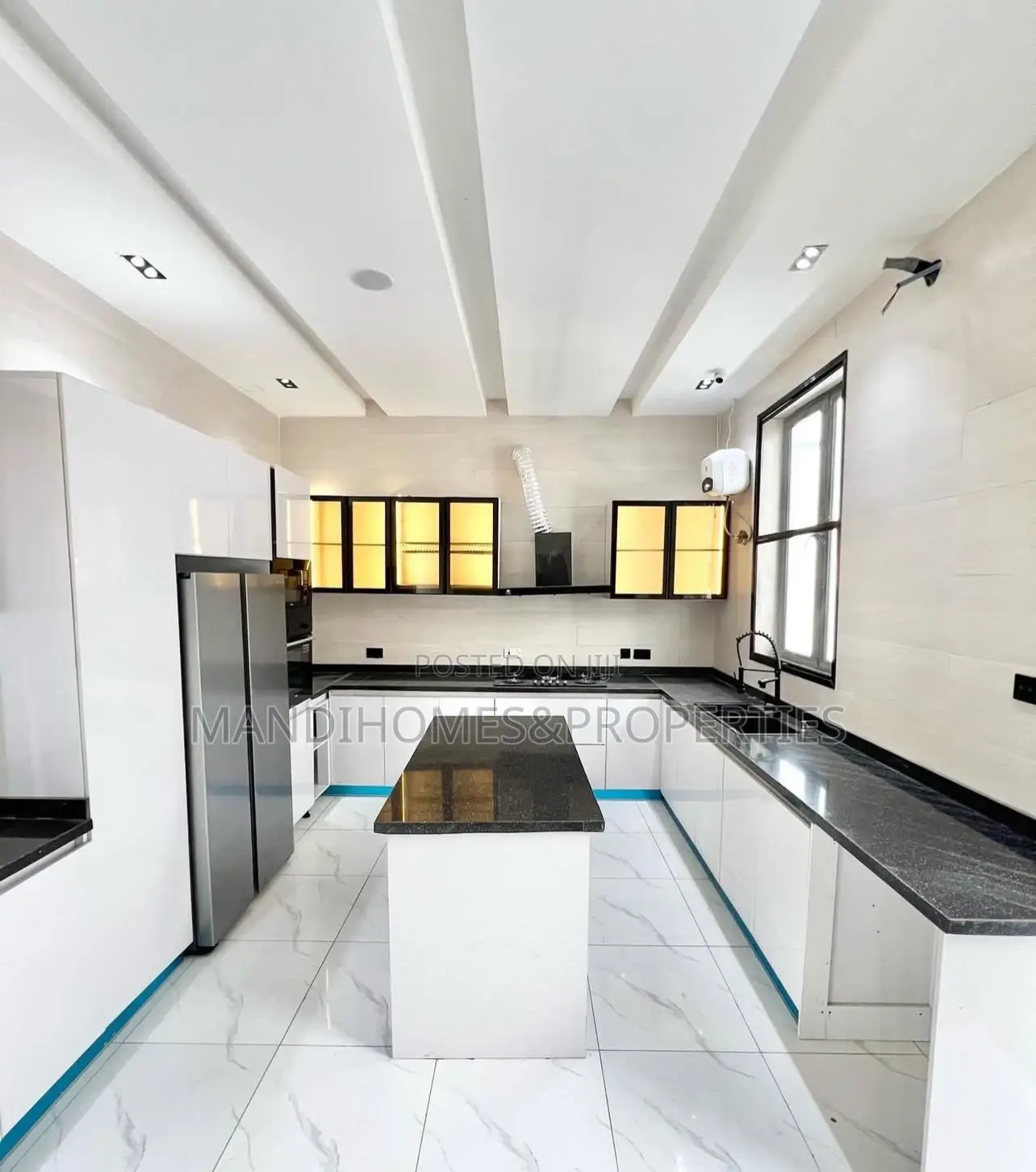 5bdrm Duplex in Chevron for sale in Chevron