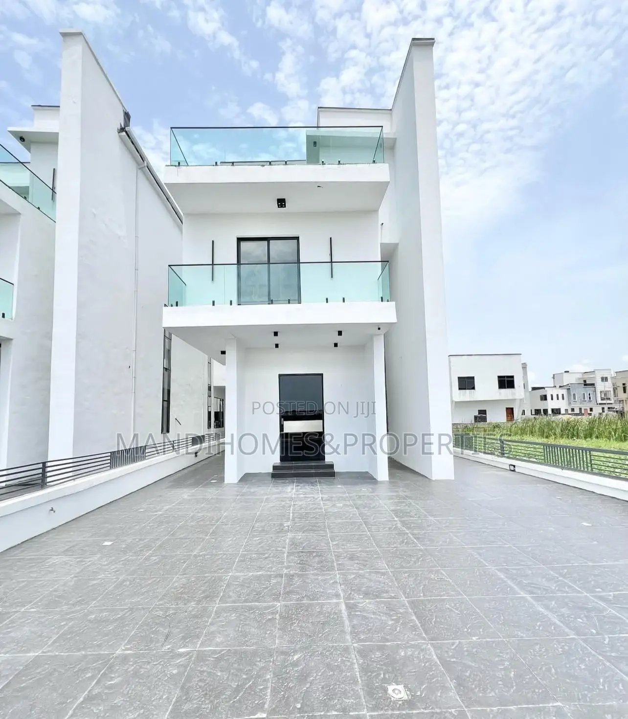5bdrm Duplex in Chevron for sale in Chevron