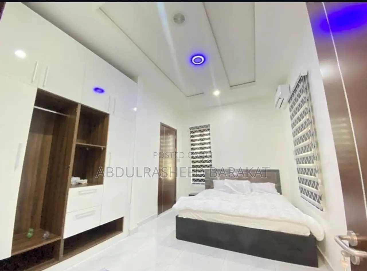 Luxury Five Bedroom Apartment Self Compound in Chevron
