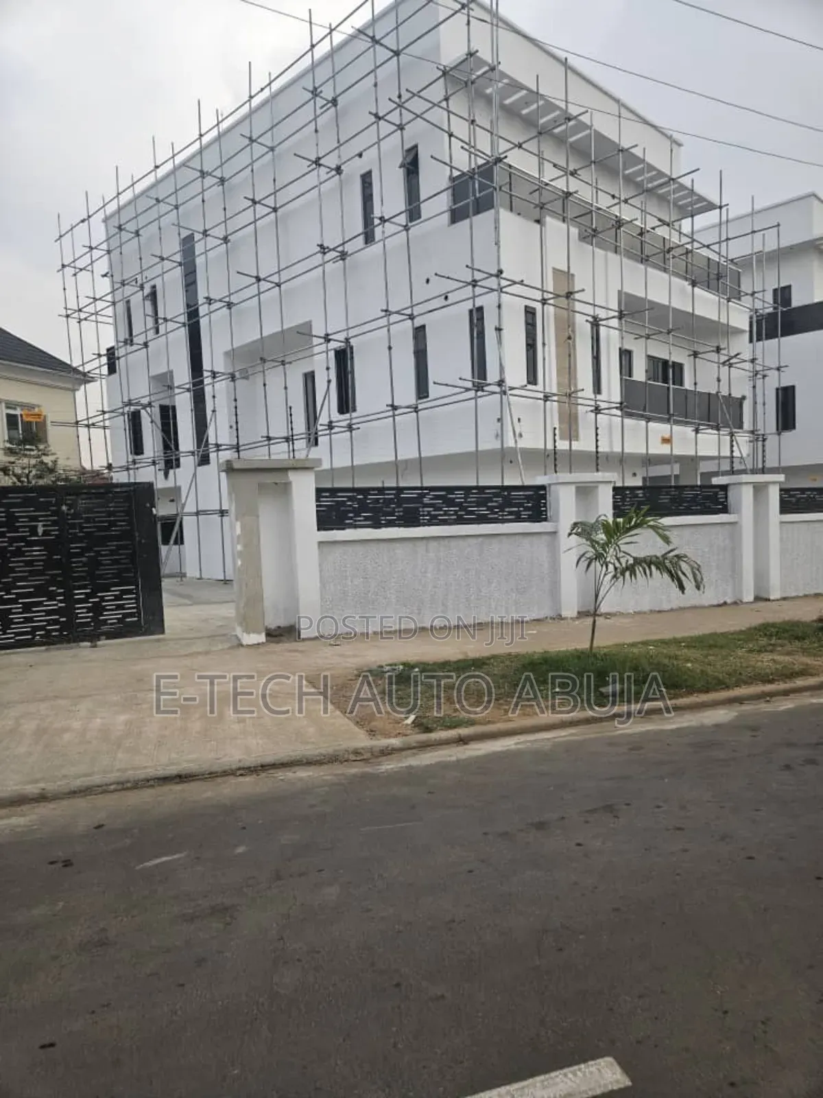 8bdrm Mansion in E-Tech Multi Links, Gwarinpa for sale in Gwarinpa