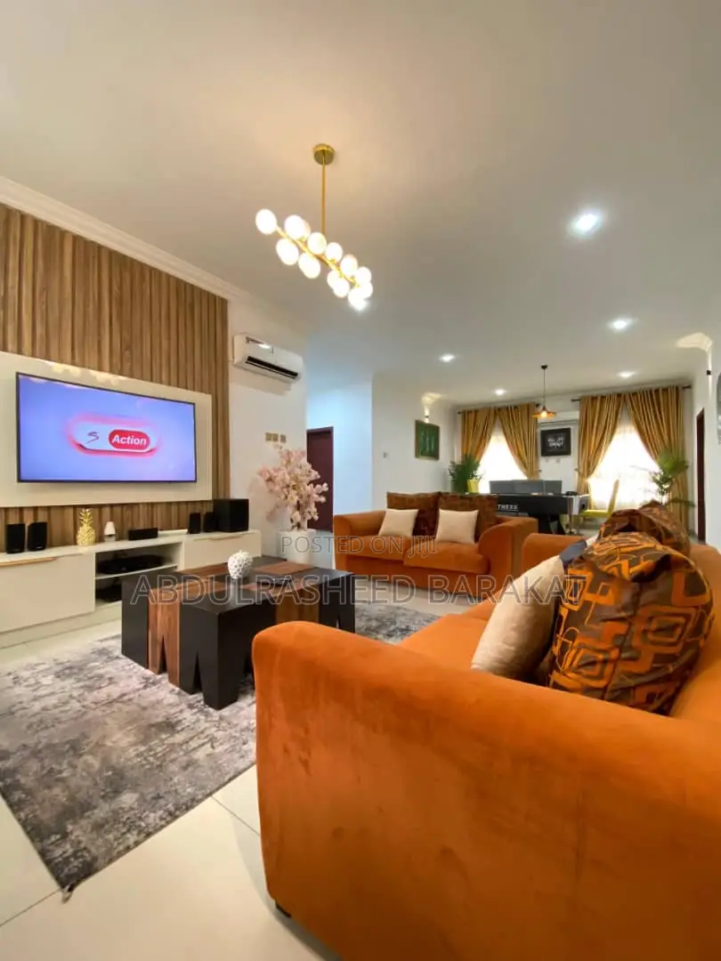 Luxury Three Bedroom Apartment With Snooker in Chevron