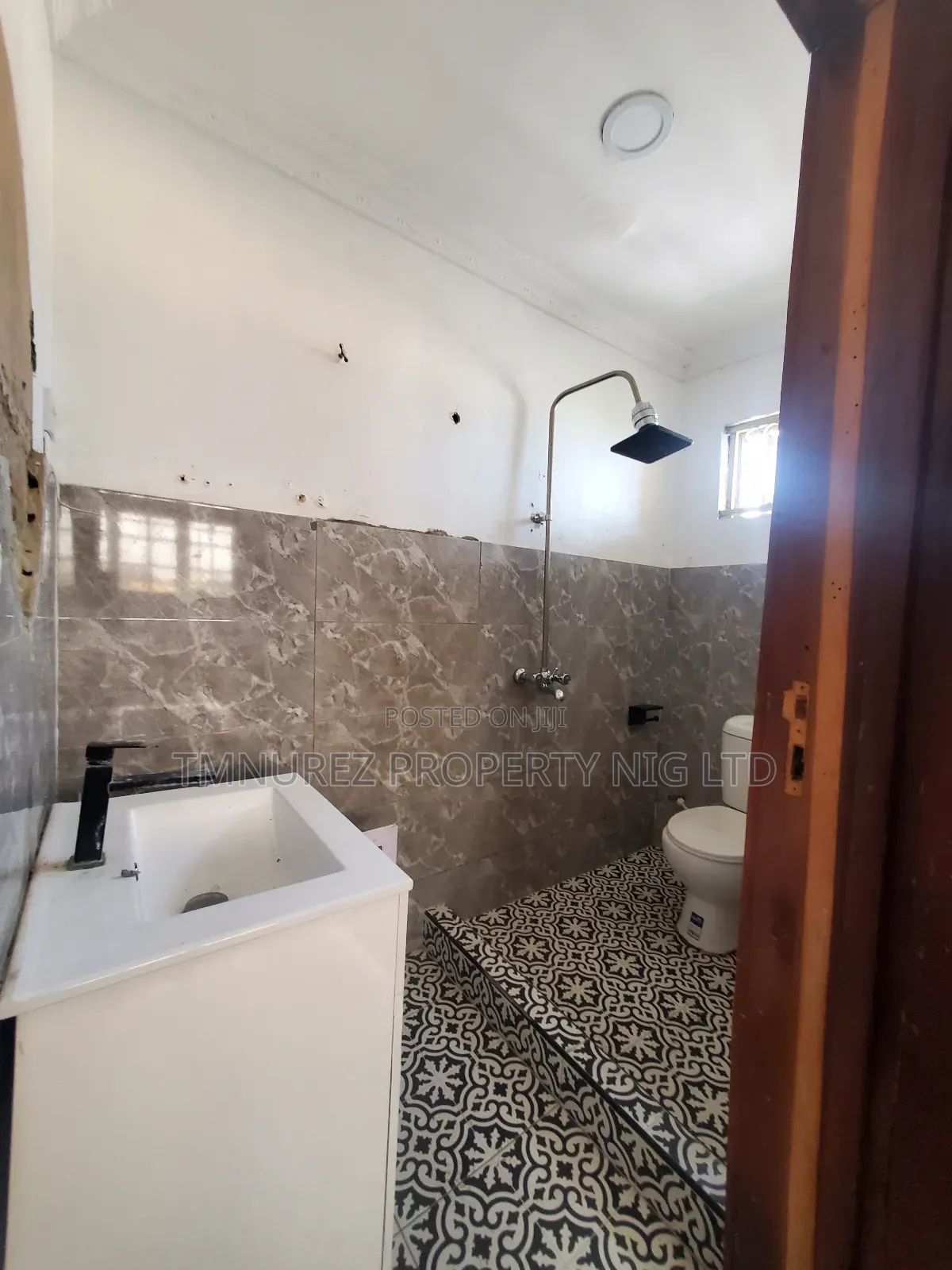 4bdrm Apartment in Lekki Phase1, Chevron for rent in Chevron