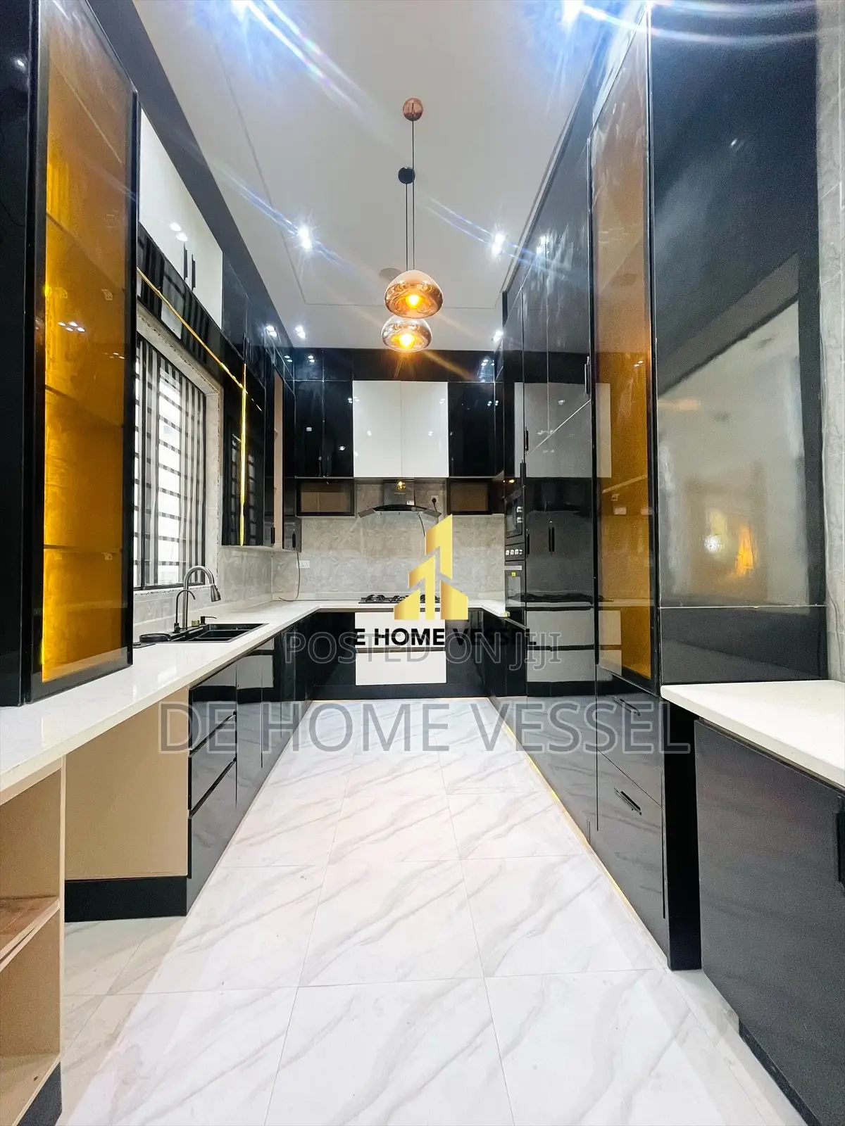 5bdrm Duplex in Chevron for sale in Chevron