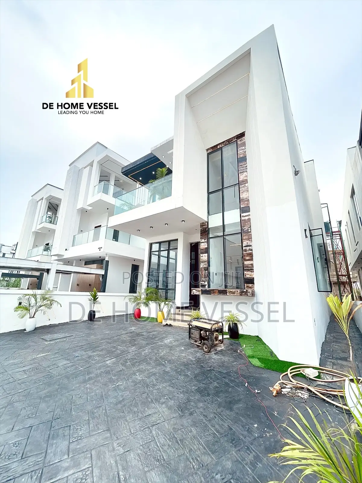 5bdrm Duplex in Chevron for sale in Chevron