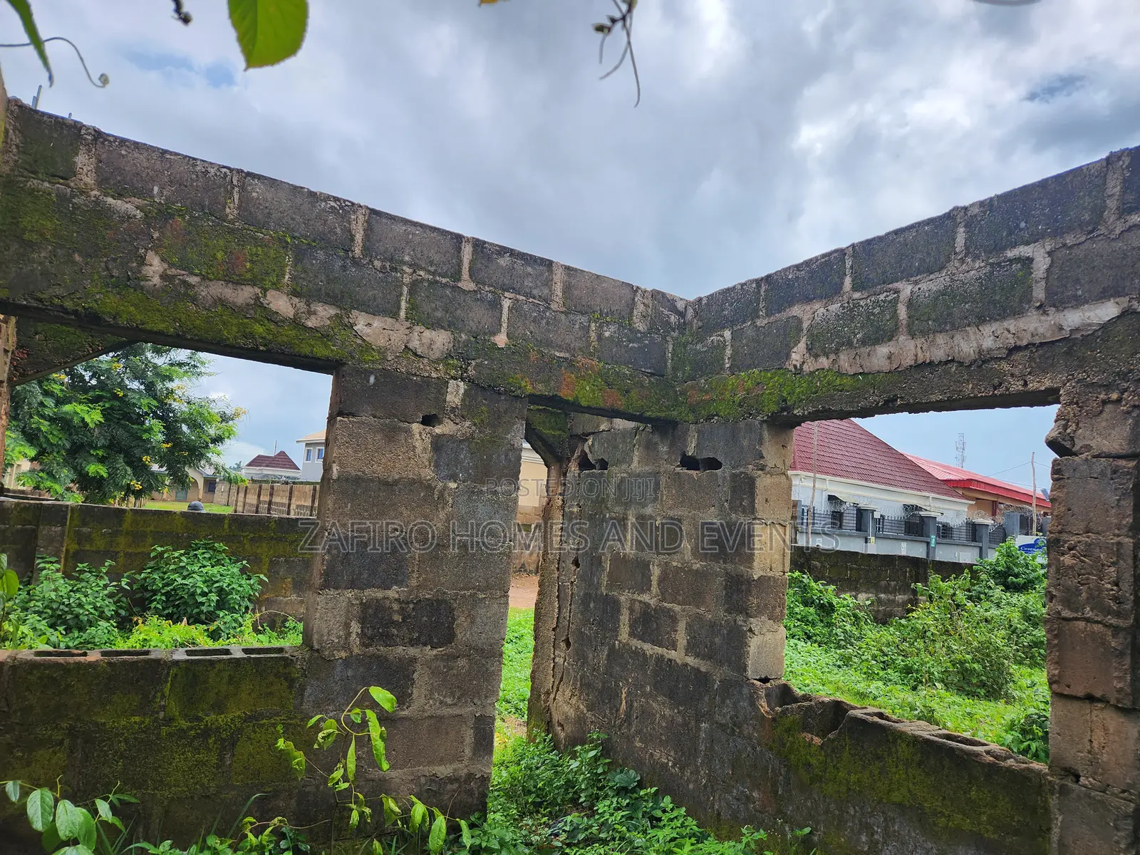 6bdrm Bungalow in Wire And Cable Apata for sale in Apata