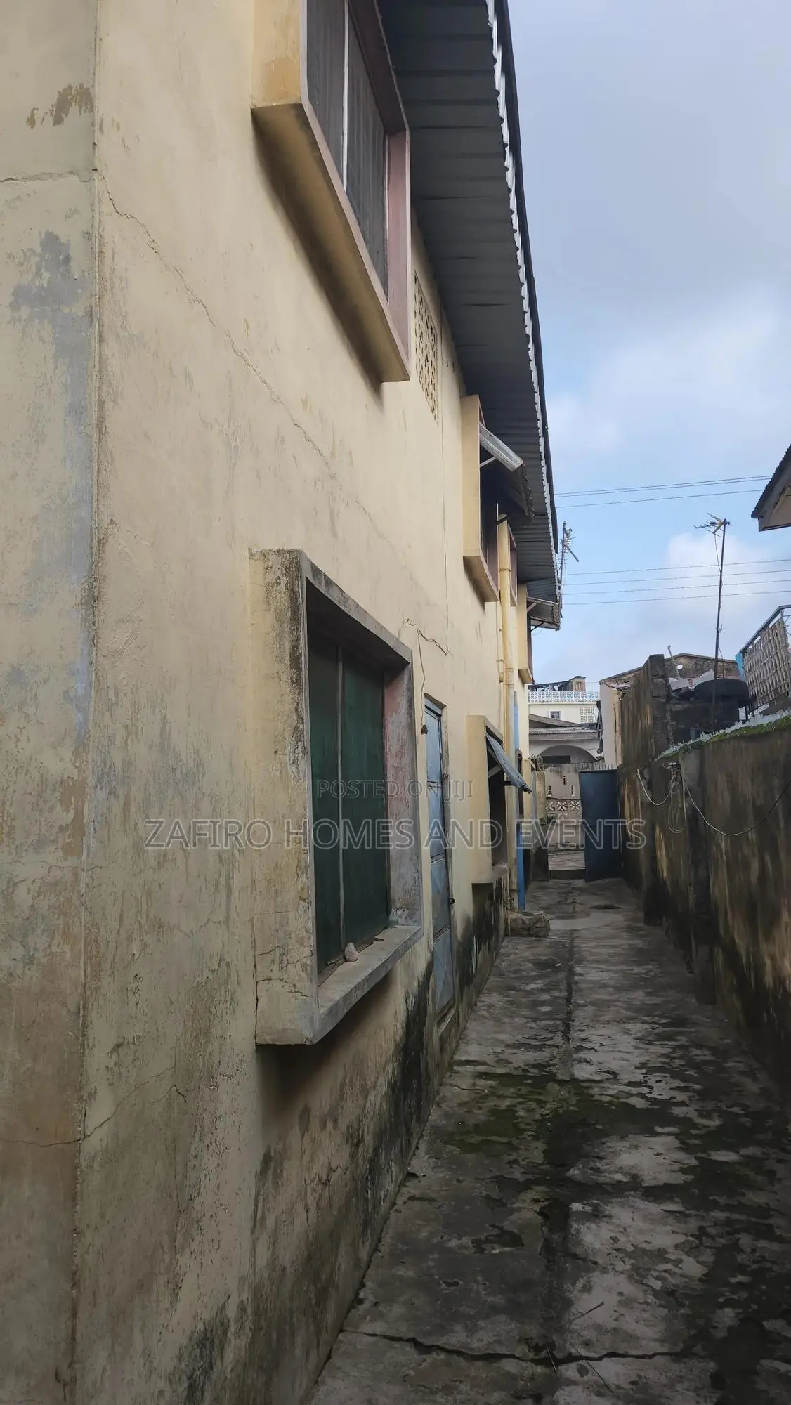 9bdrm House in Anfani Near, Apata for sale in Apata