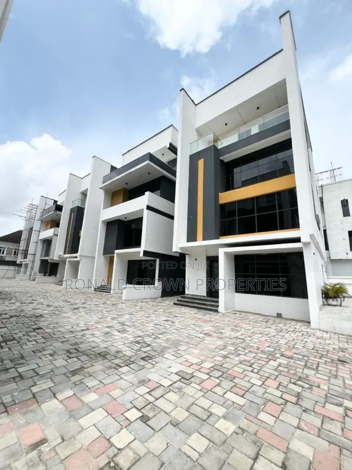5bdrm Duplex in Chevron for sale in Chevron