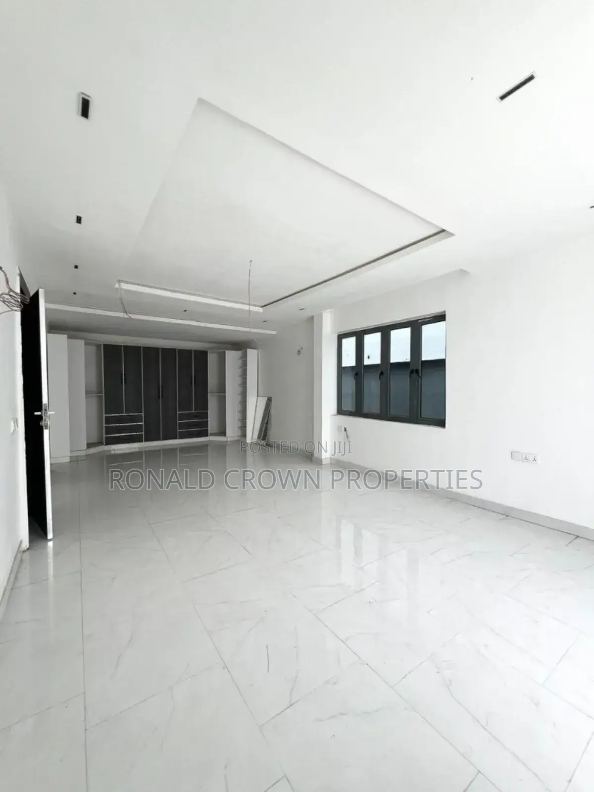 5bdrm Duplex in Chevron for sale in Chevron