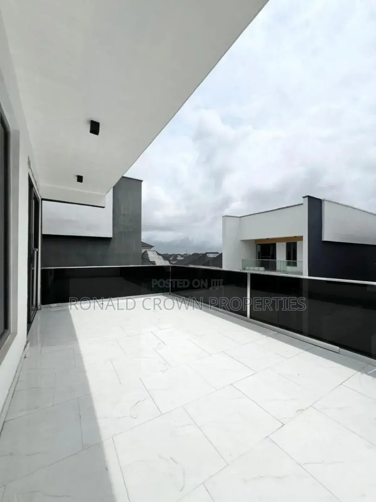 5bdrm Duplex in Chevron for sale in Chevron