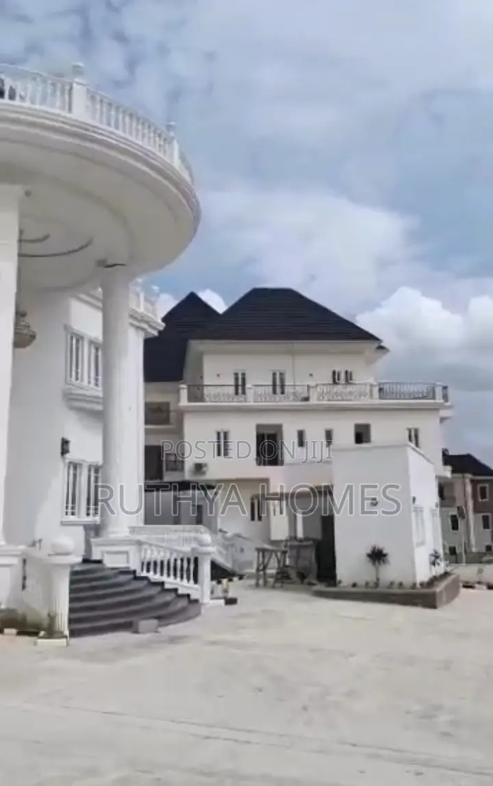 9bdrm Duplex in Luxury 9 Bedroom for sale in Guzape District