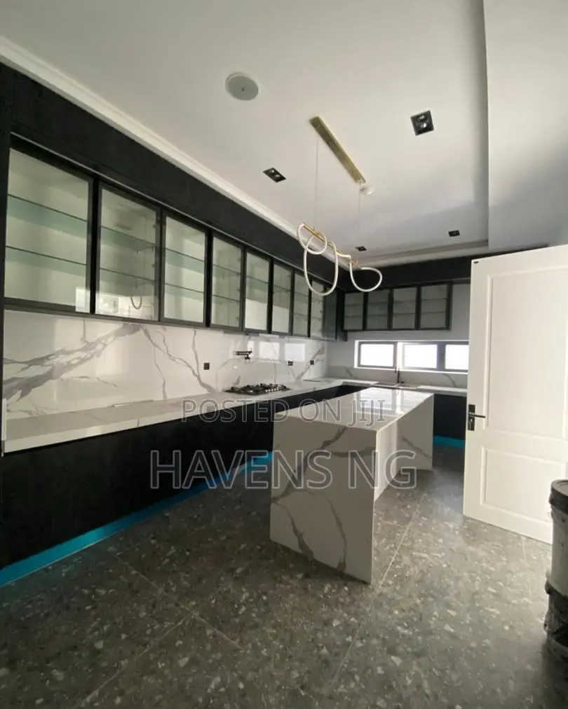 5bdrm Duplex in Lekki Phase 1 for sale in Lekki Phase 1
