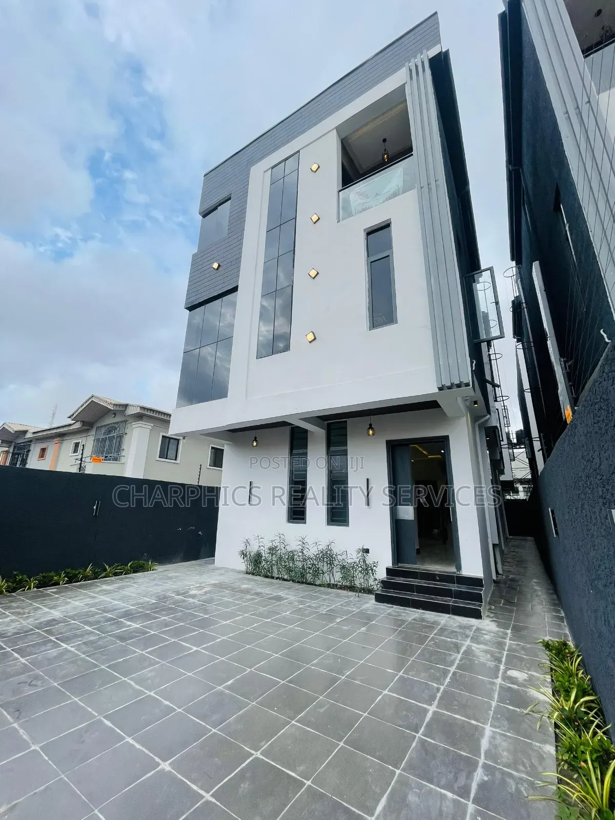 5bdrm Duplex in Lekki Phase 1 for sale in Lekki Phase 1