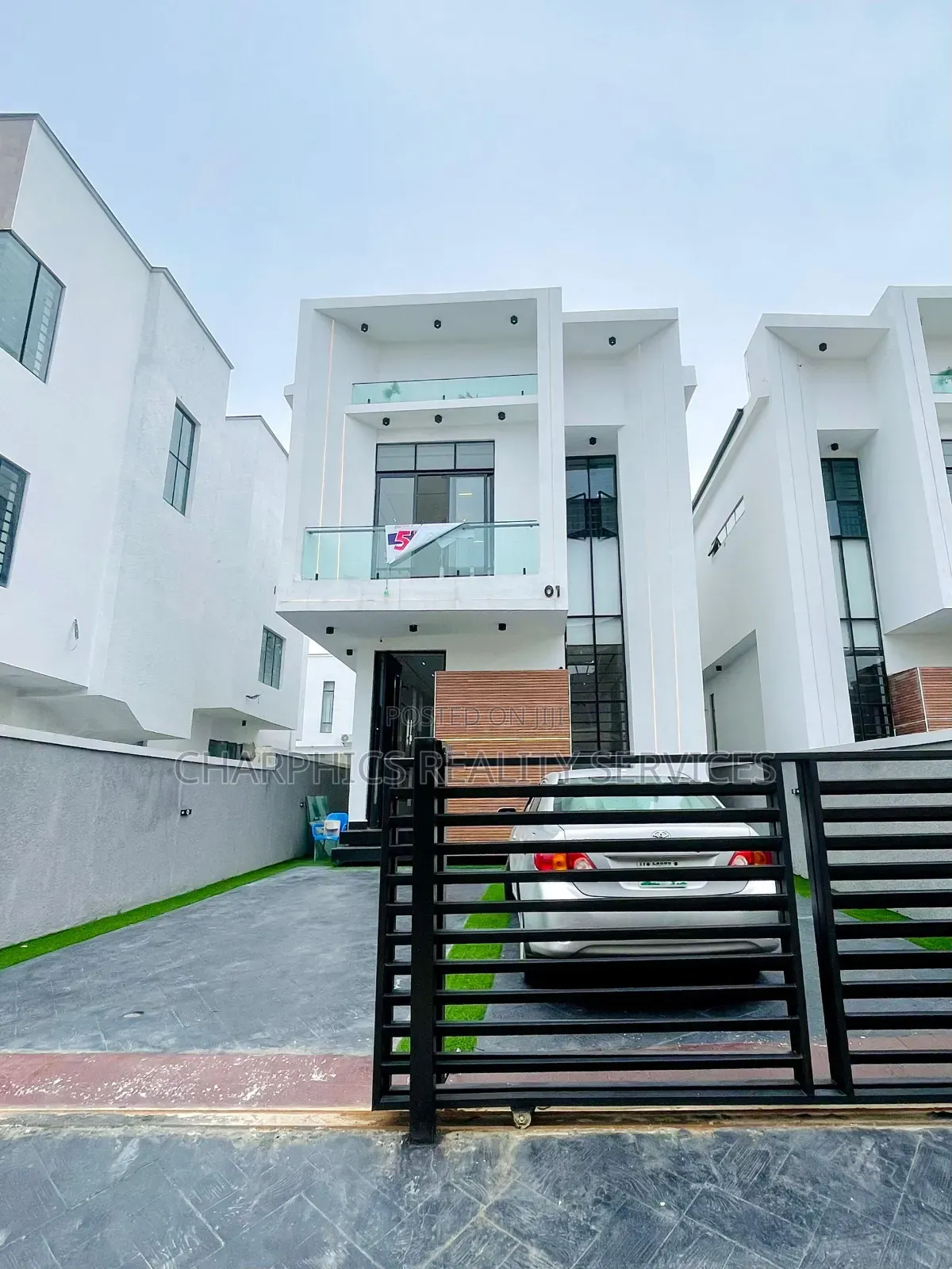 5bdrm Duplex in Chevron for sale in Chevron