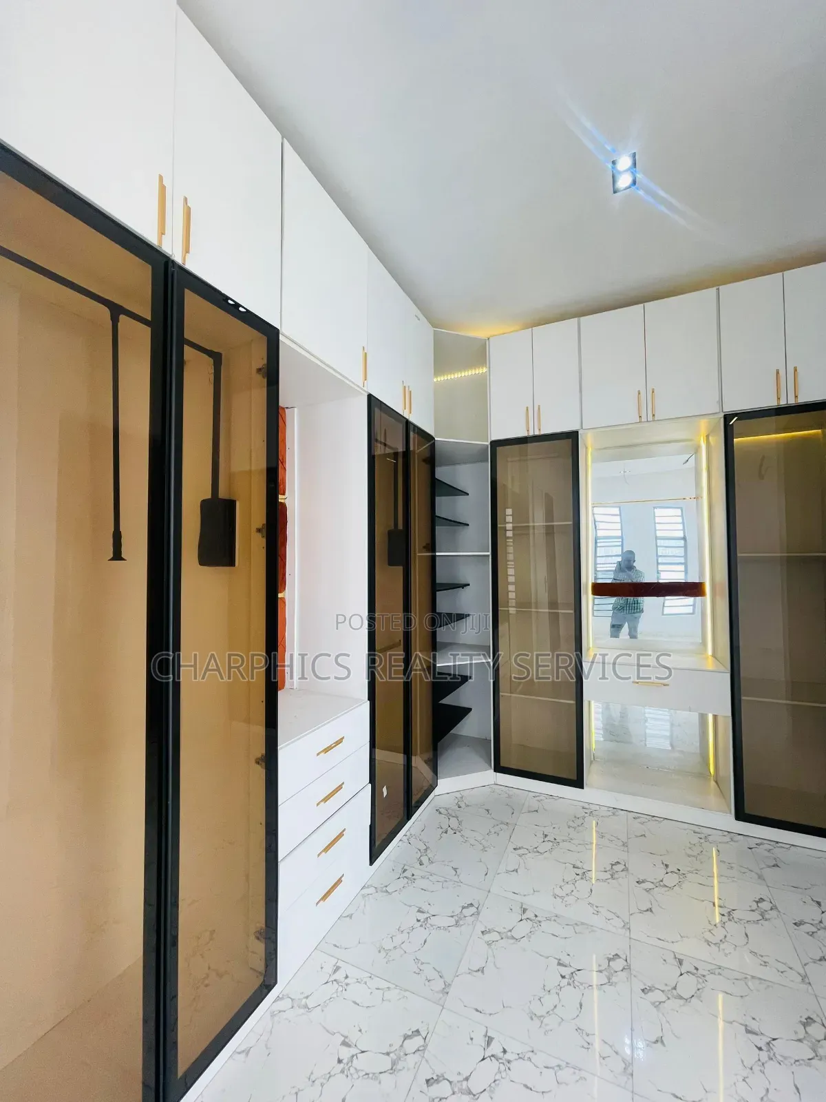 5bdrm Duplex in Chevron for sale in Chevron