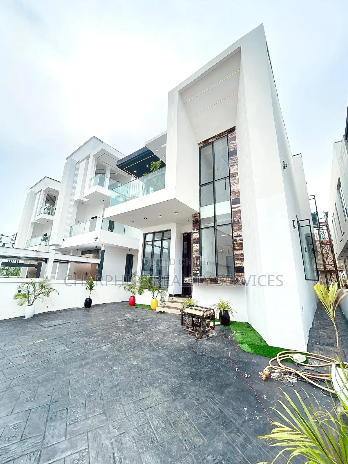 5bdrm Duplex in Chevron for sale in Chevron