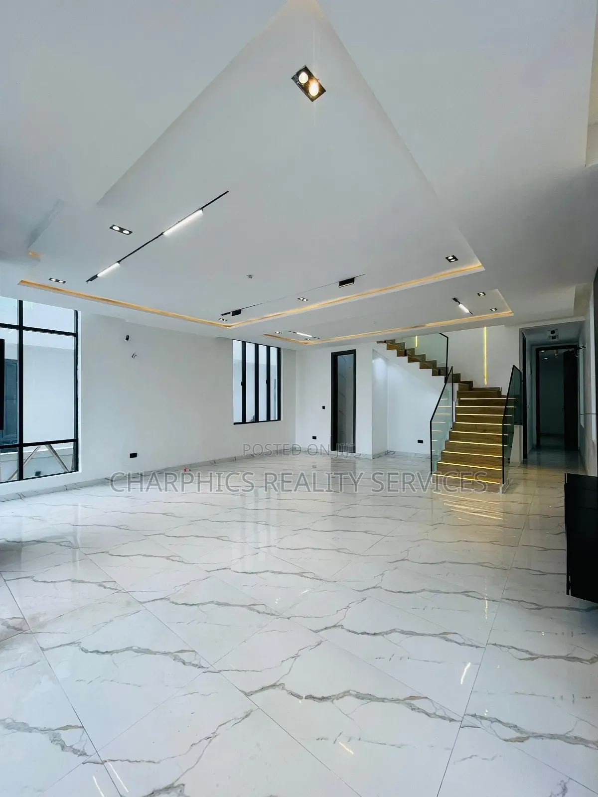 5bdrm Duplex in Chevron for sale in Chevron