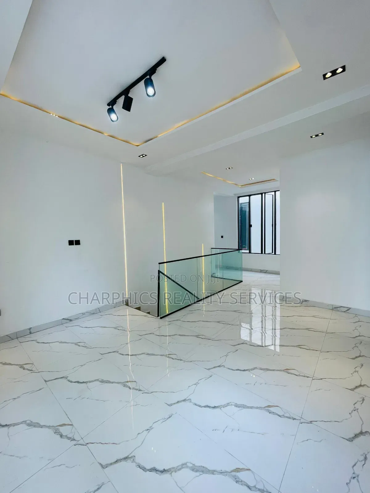 5bdrm Duplex in Chevron for sale in Chevron