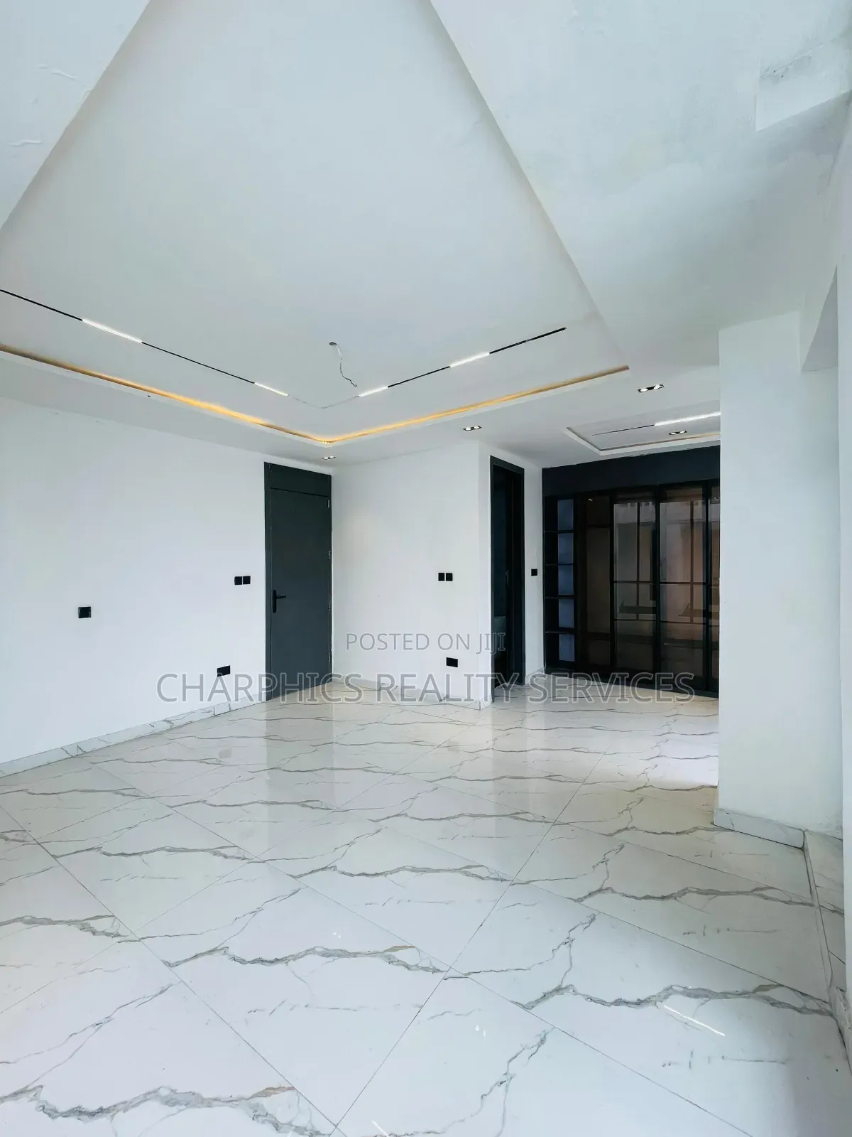 5bdrm Duplex in Chevron for sale in Chevron