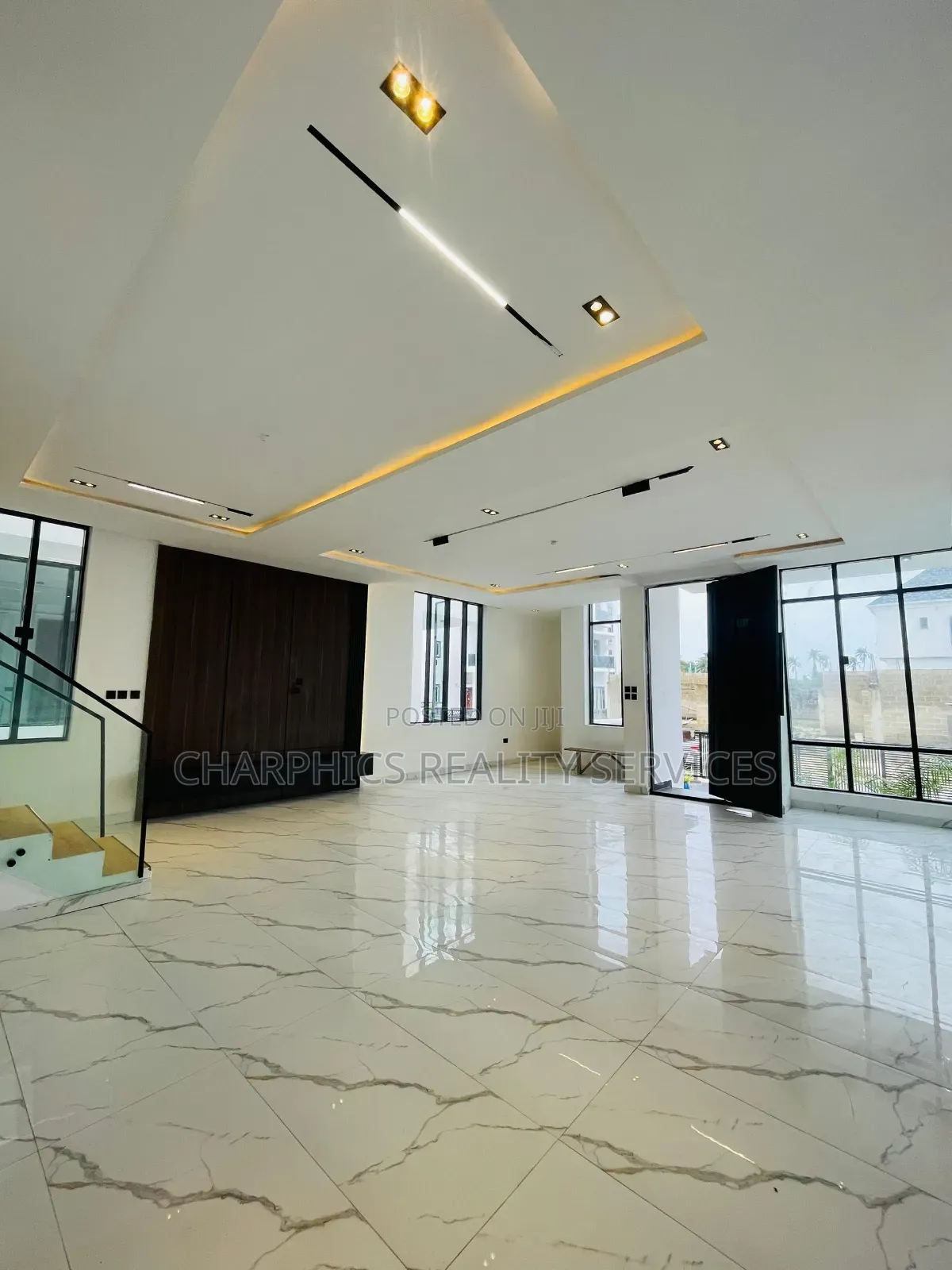 5bdrm Duplex in Chevron for sale in Chevron
