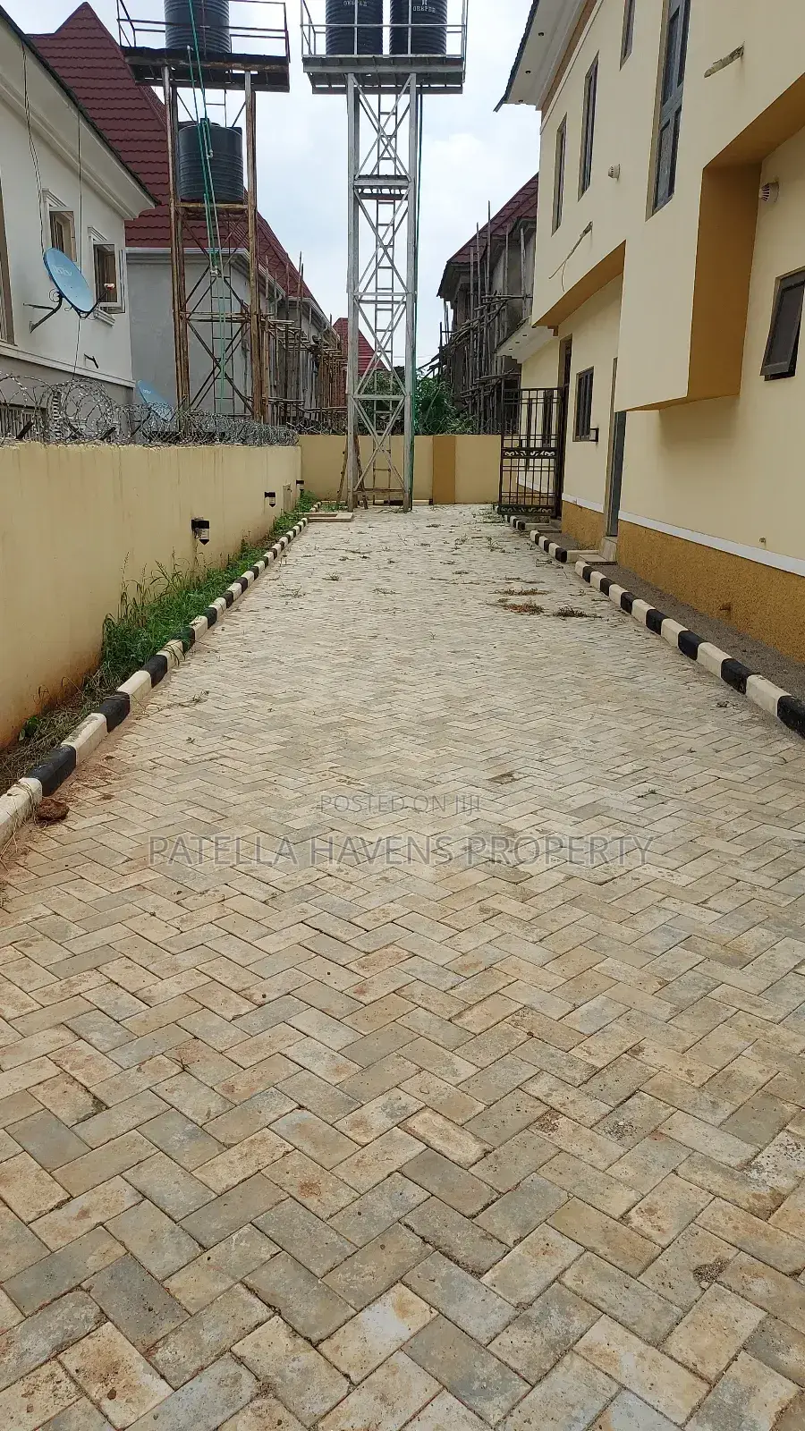 Distress Sale in Apo,Fully Detached With 1 Bedroom Bq in Apo Resettlement