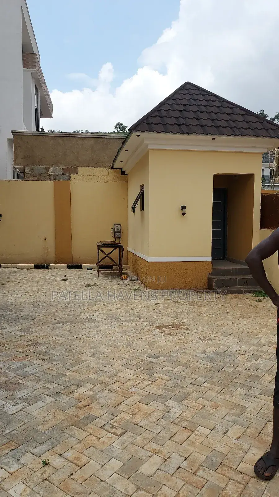 Distress Sale in Apo,Fully Detached With 1 Bedroom Bq in Apo Resettlement