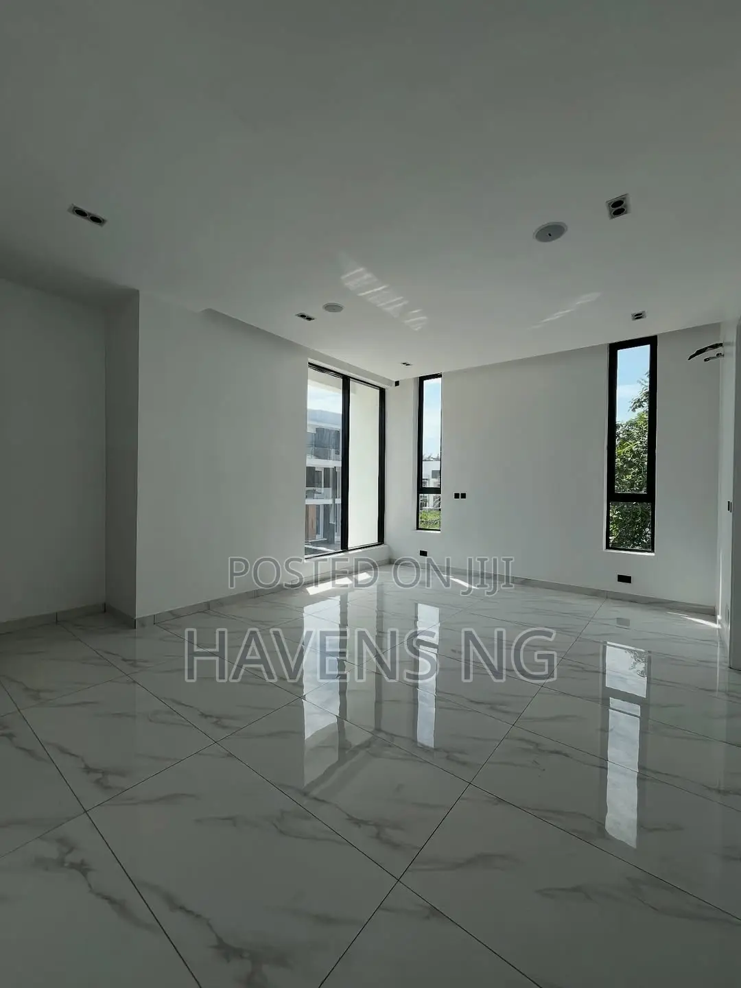 5bdrm Duplex in Ikota for sale in Ikota