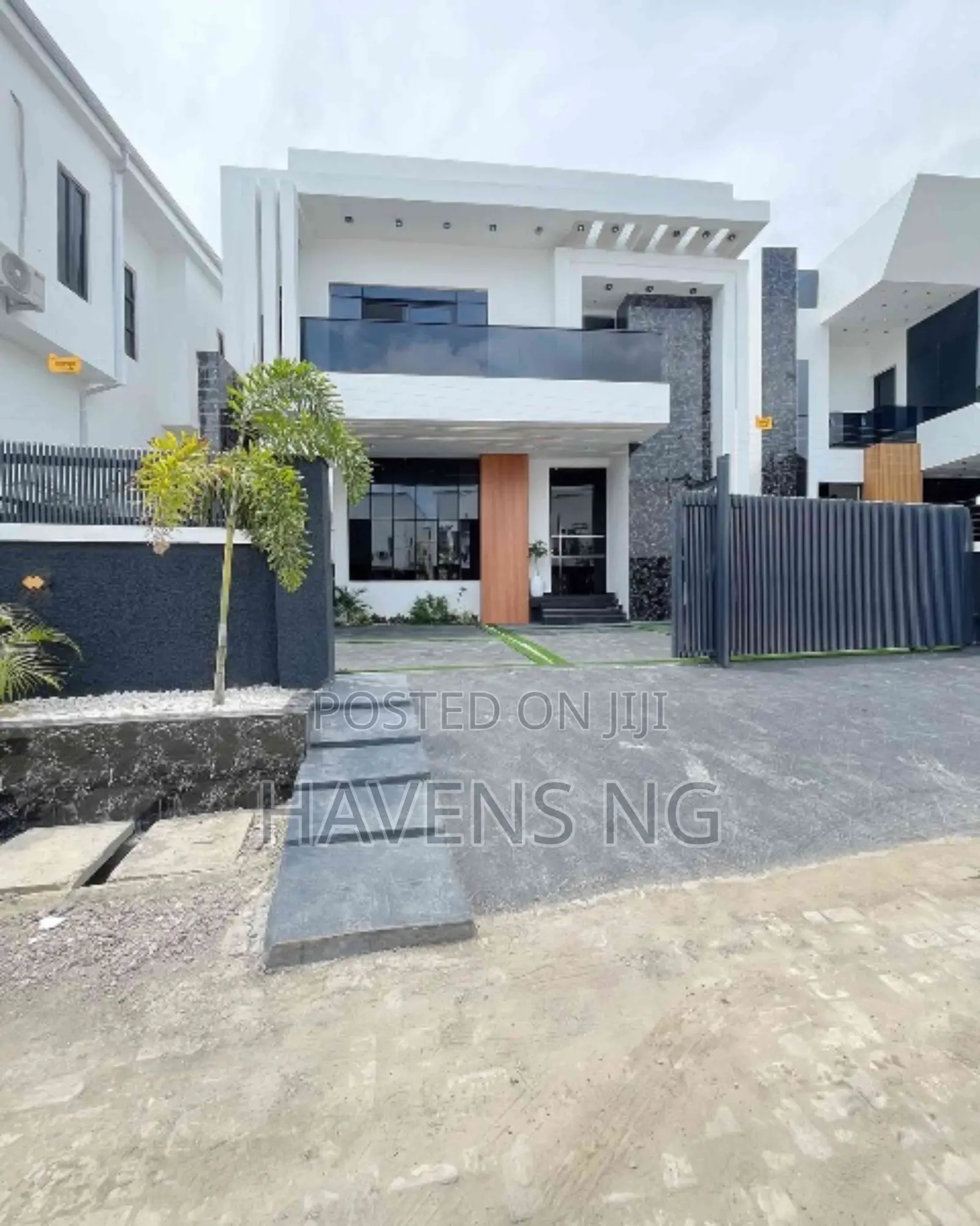 4bdrm Duplex in Chevron for sale in Chevron