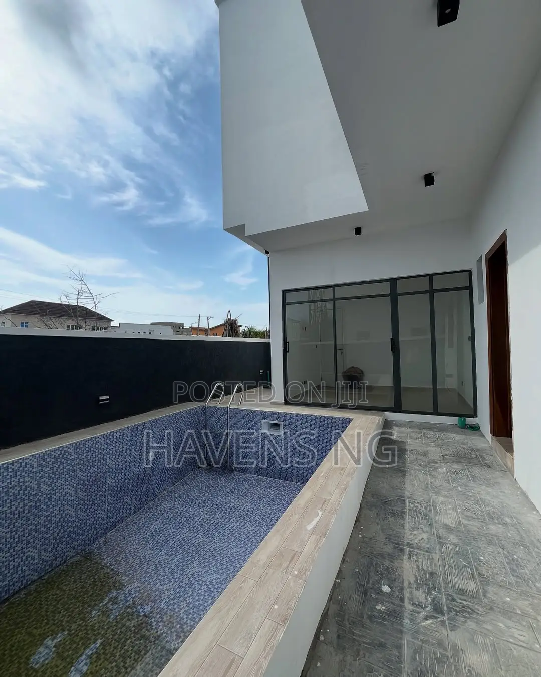 5bdrm Duplex in Ikota for sale in Ikota