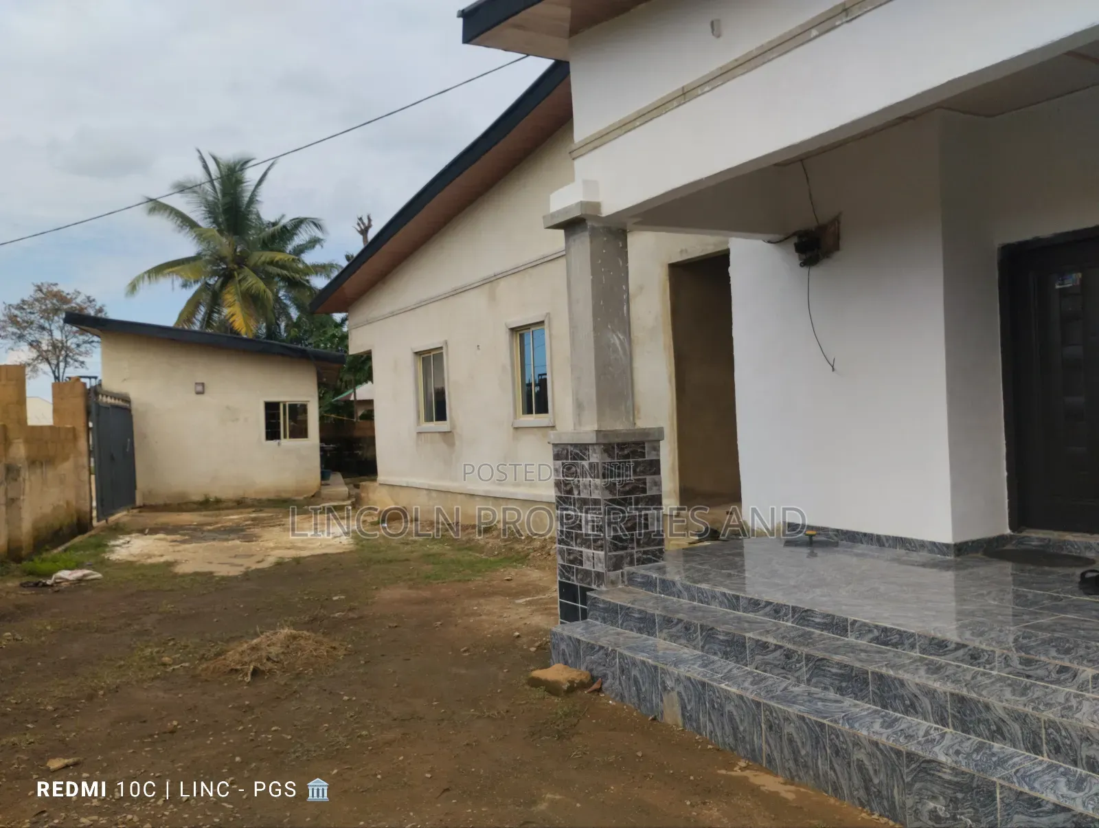 4bdrm Block of Flats in Aka Road By Owut Uta, Uyo for sale in Uyo