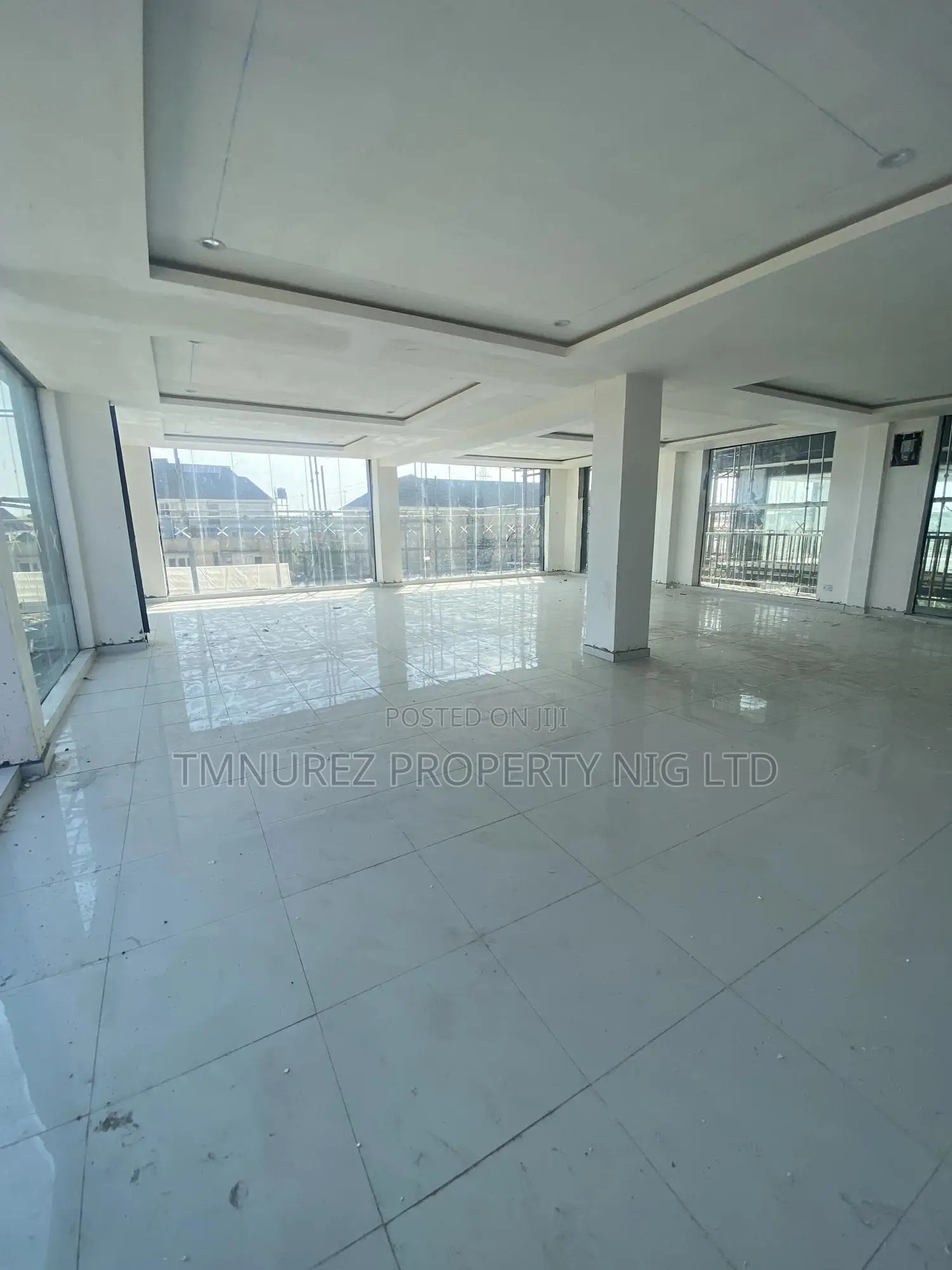 3rd Floor Showroom Space for Sale Over 130sqm in Chevron