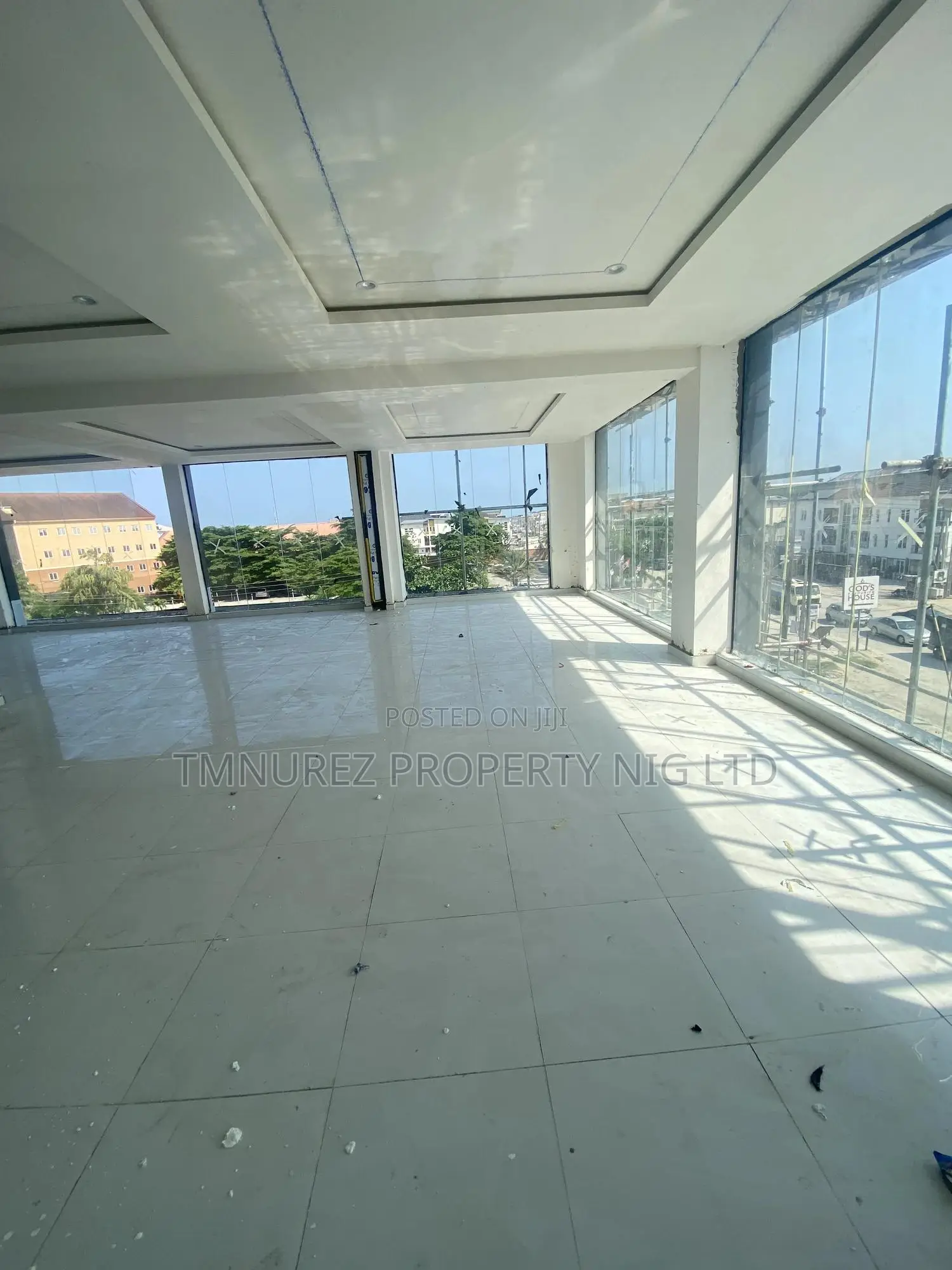 3rd Floor Showroom Space for Sale Over 130sqm in Chevron