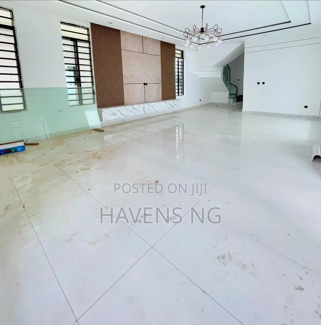 5bdrm Duplex in Chevron for sale in Chevron