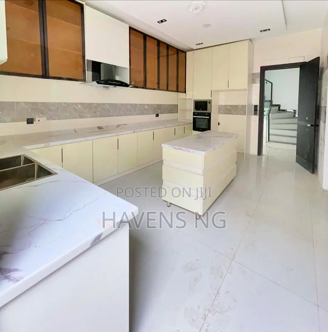 5bdrm Duplex in Chevron for sale in Chevron