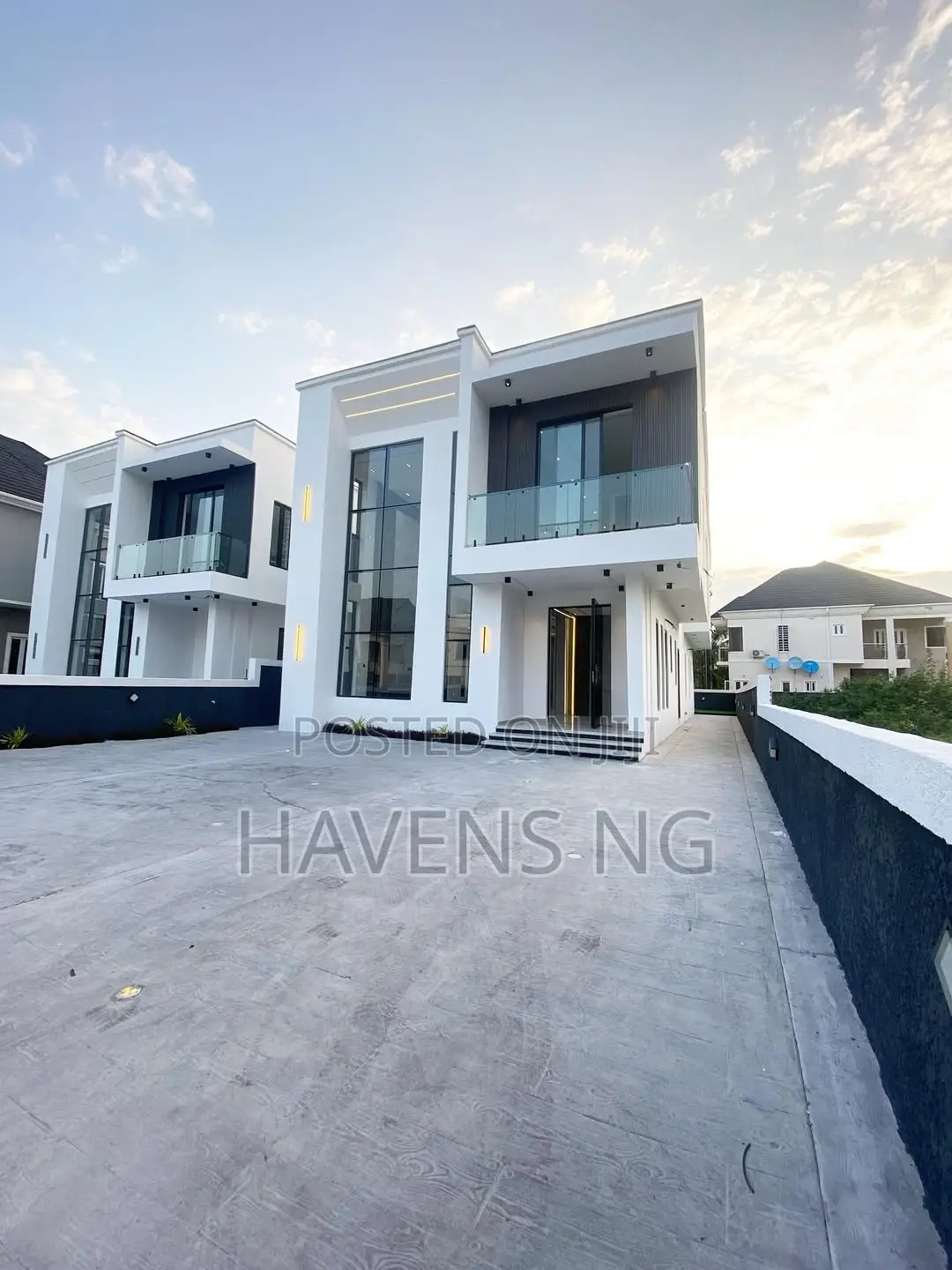 5bdrm Duplex in Ikota for sale in Ikota