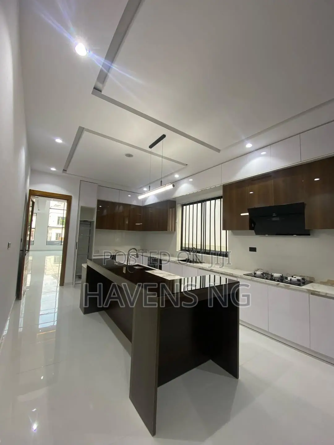 5bdrm Duplex in Ikota for sale in Ikota