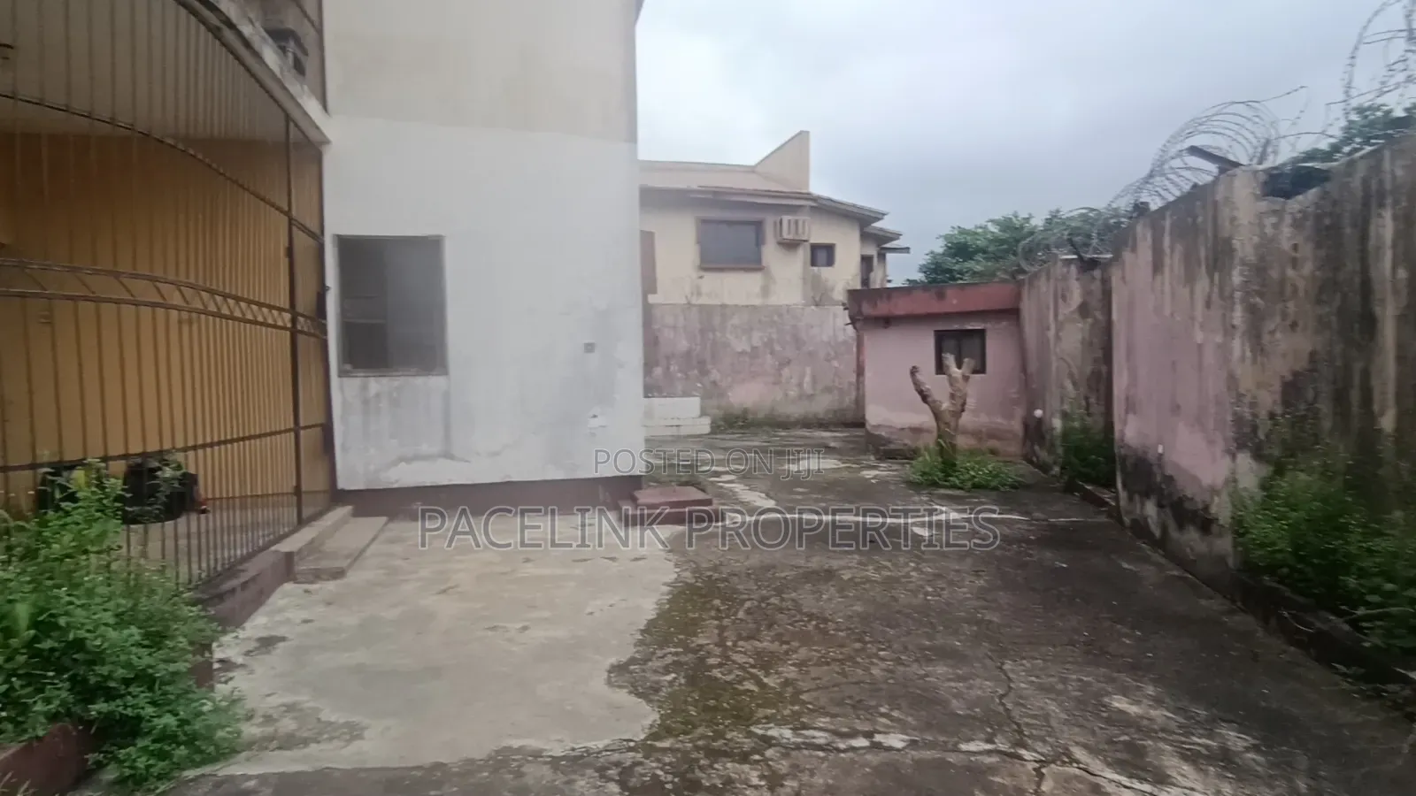 12bdrm Block of Flats in Egbeda for sale in Egbeda