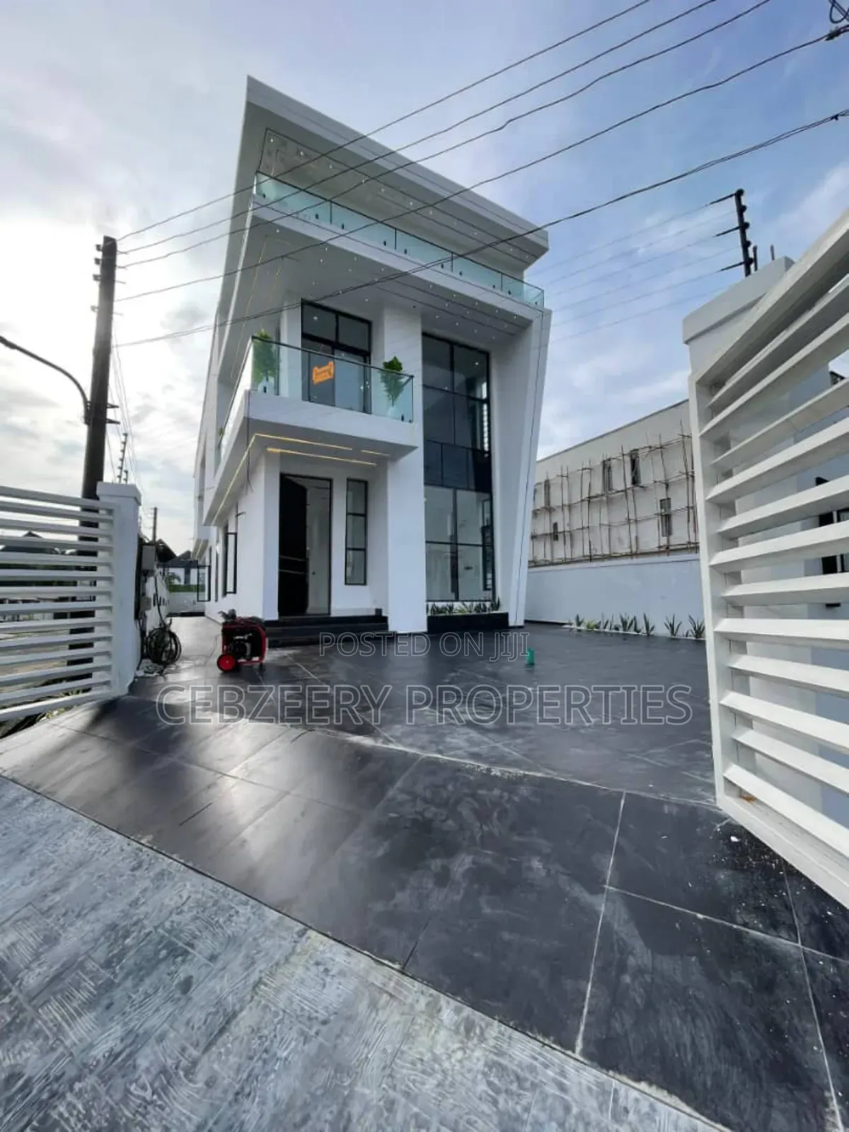 5bdrm Duplex in Chevron for sale in Chevron