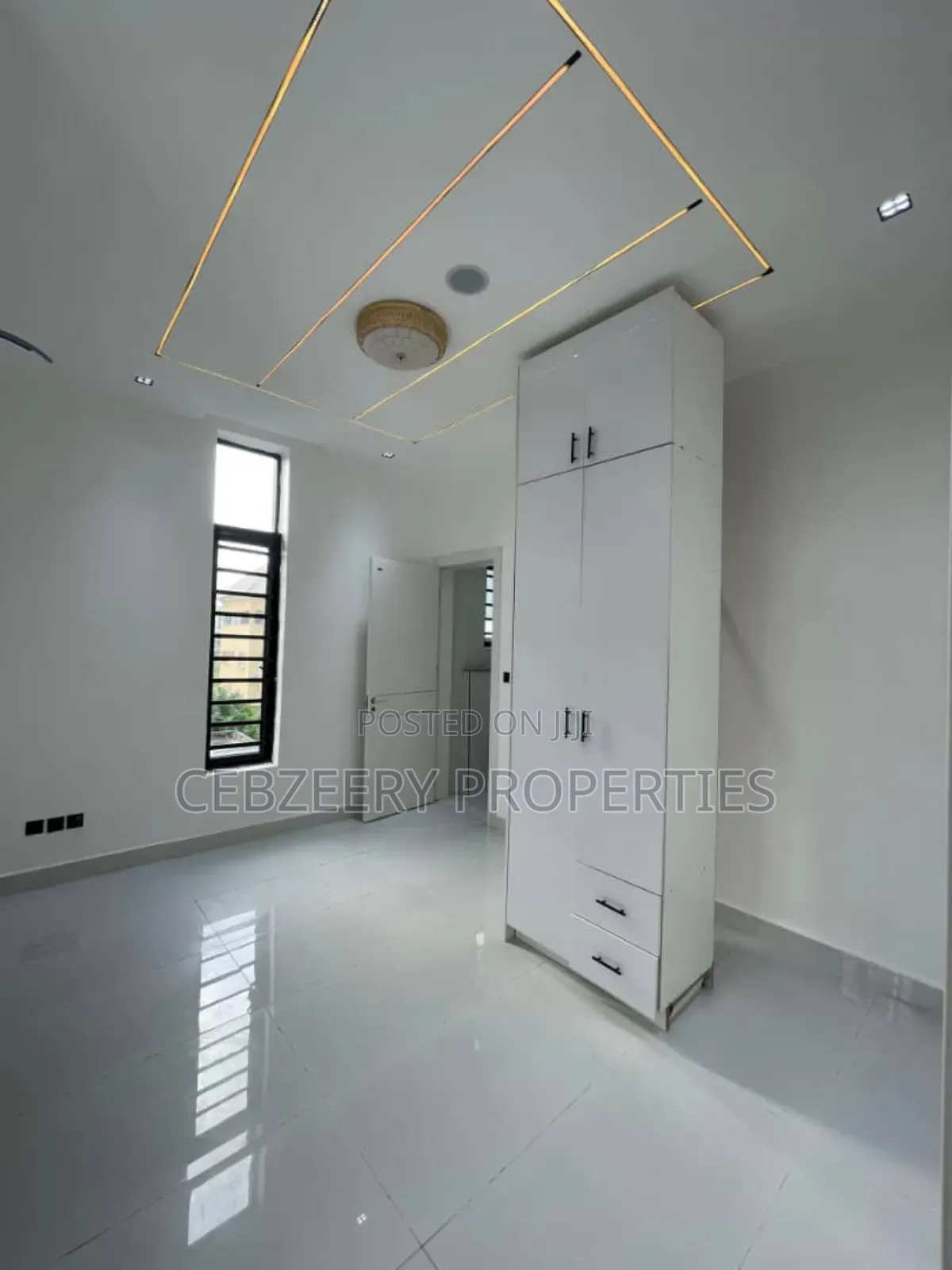 5bdrm Duplex in Chevron for sale in Chevron