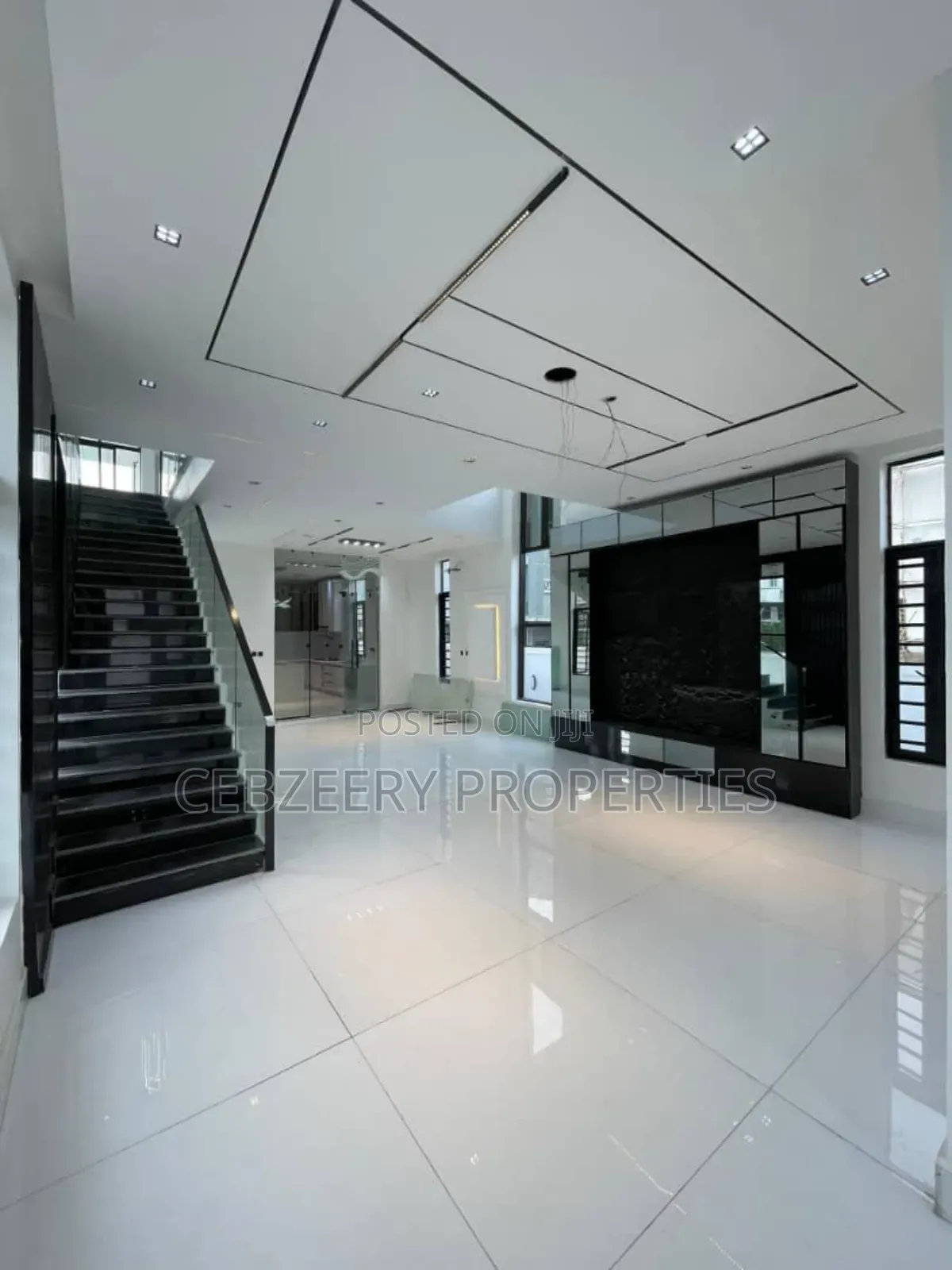 5bdrm Duplex in Chevron for sale in Chevron
