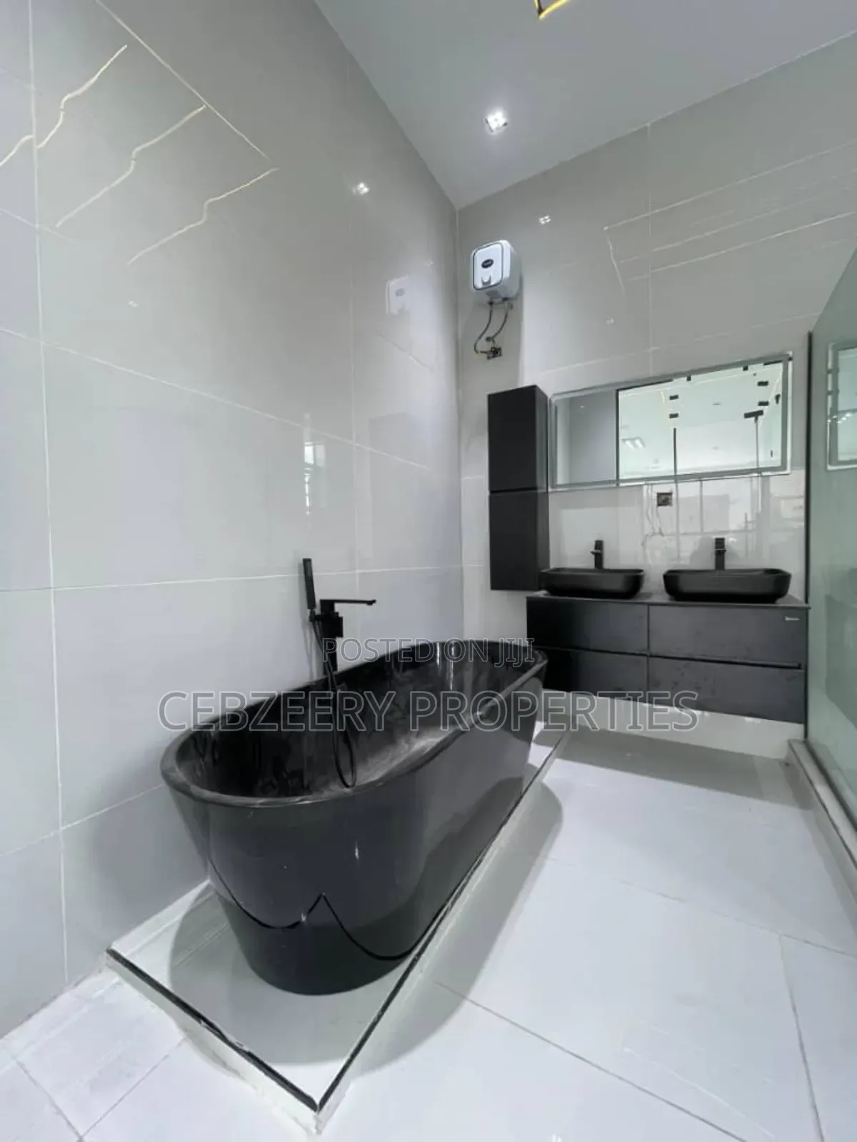 5bdrm Duplex in Chevron for sale in Chevron