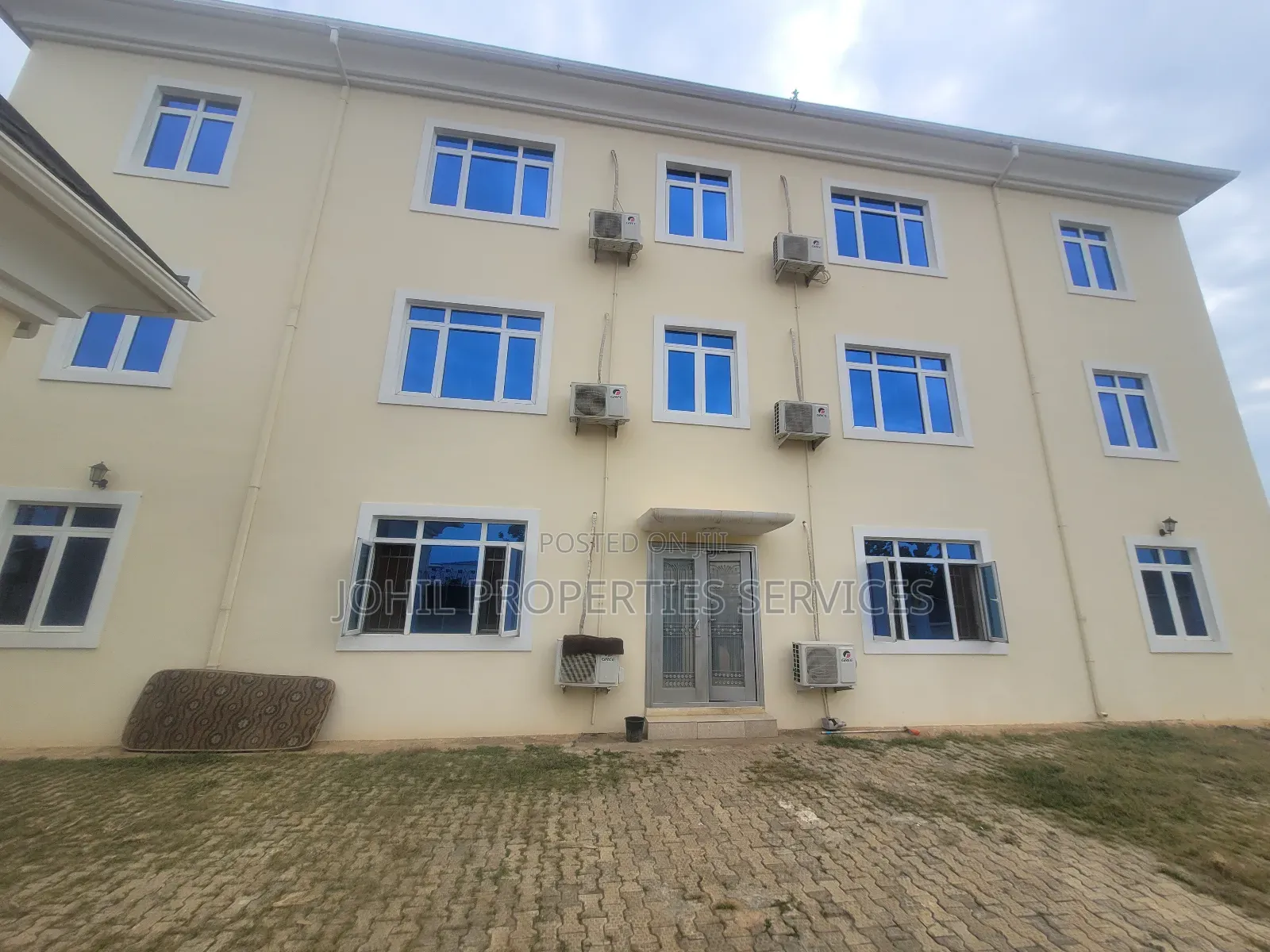 6 Units of 3 Bedrooms Spaciously Finished Furnished Apartme. in Katampe (Main)