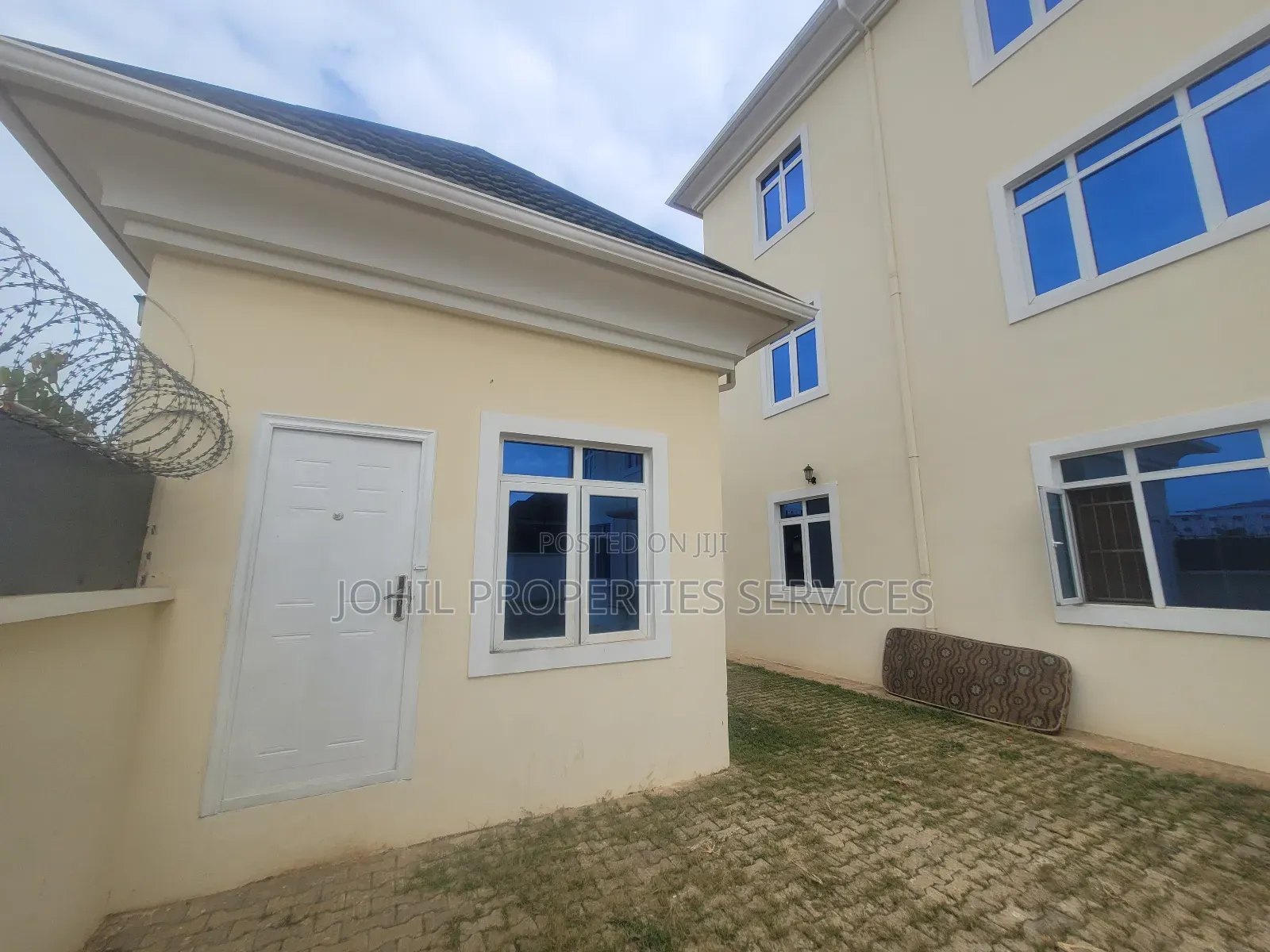 6 Units of 3 Bedrooms Spaciously Finished Furnished Apartme. in Katampe (Main)