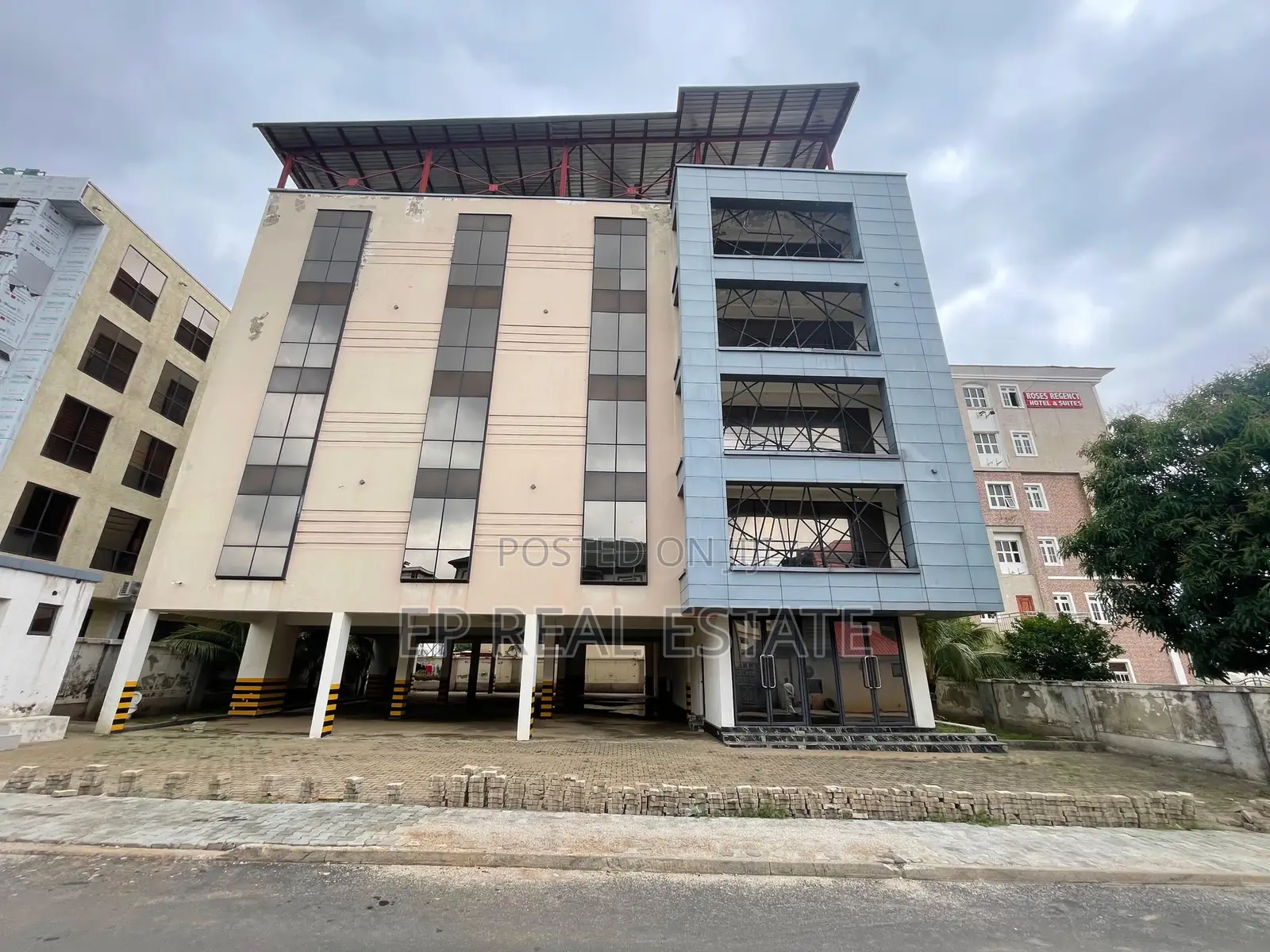 An Office Complex With 3000sqm Lettable Space. in Wuye