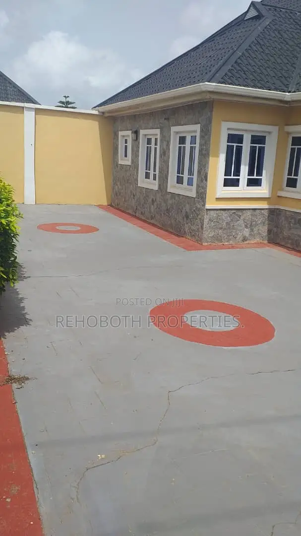 5bdrm Bungalow in Ologuneru, Ibadan for sale in Ibadan