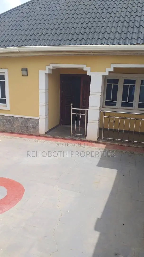 5bdrm Bungalow in Ologuneru, Ibadan for sale in Ibadan